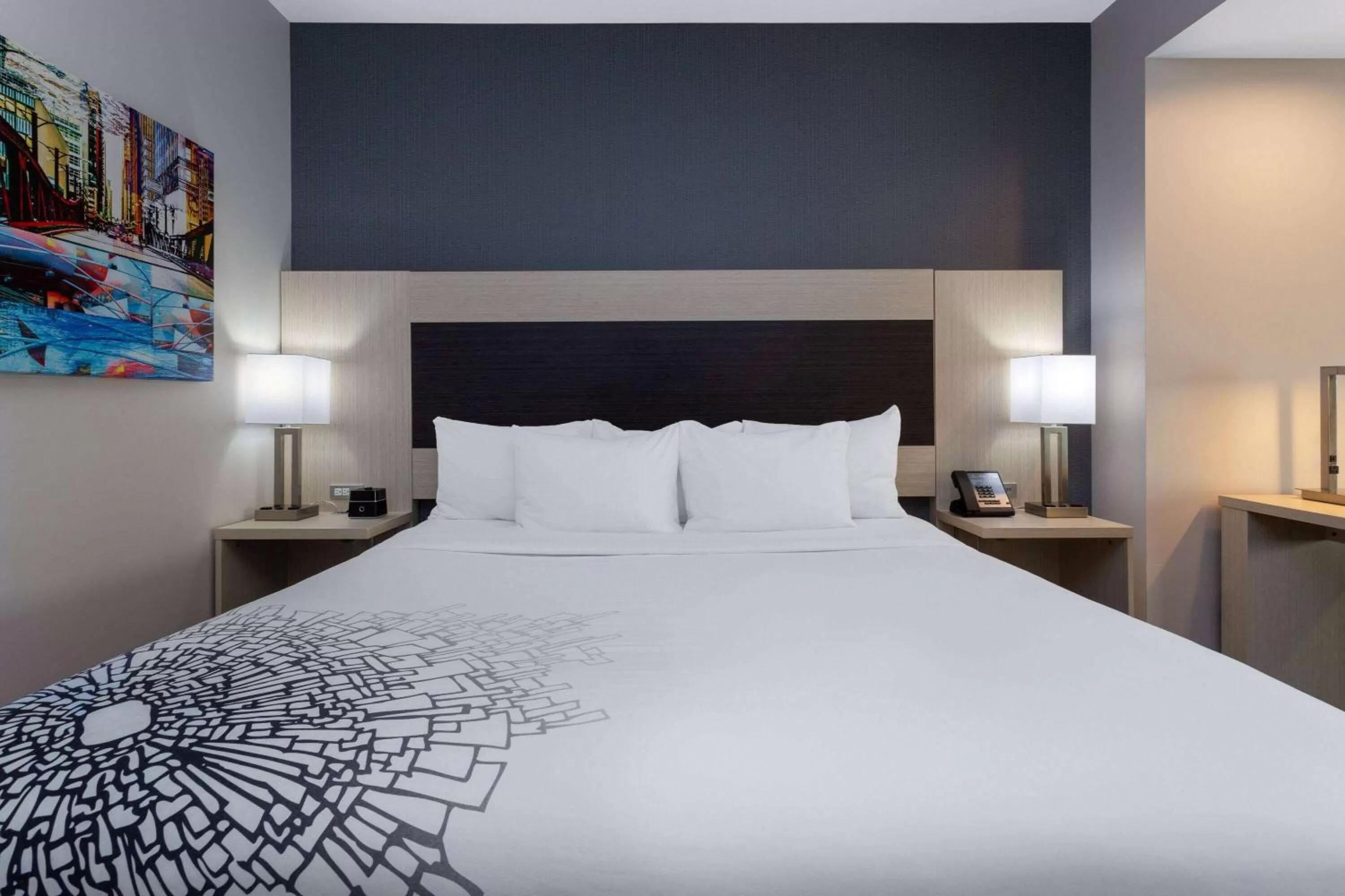 Photo of the whole room, Bed in La Quinta Inn & Suites by Wyndham Shorewood