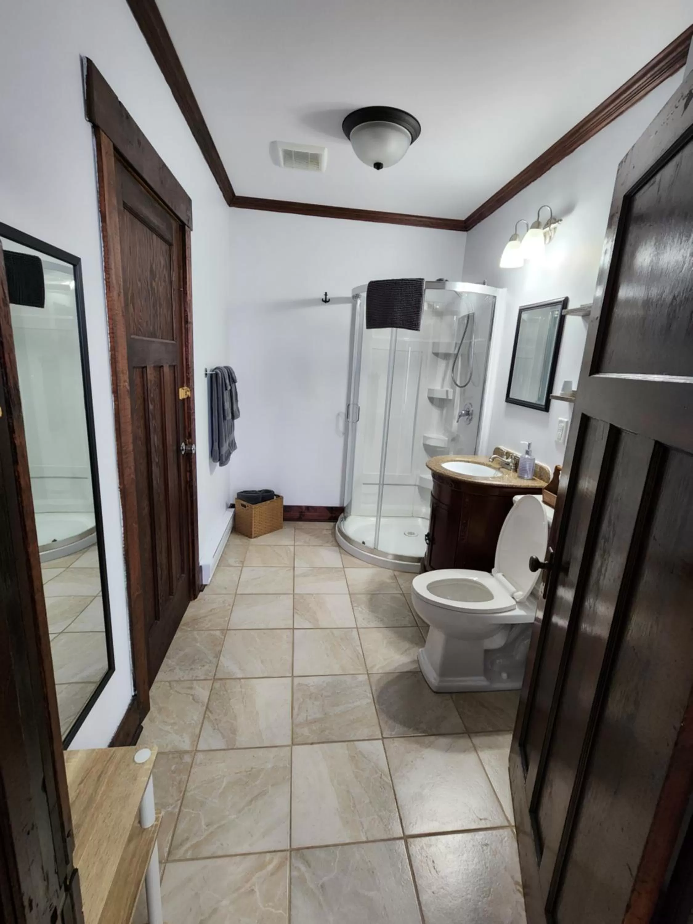 Shower, Bathroom in The Harbourside Inn & Cafe