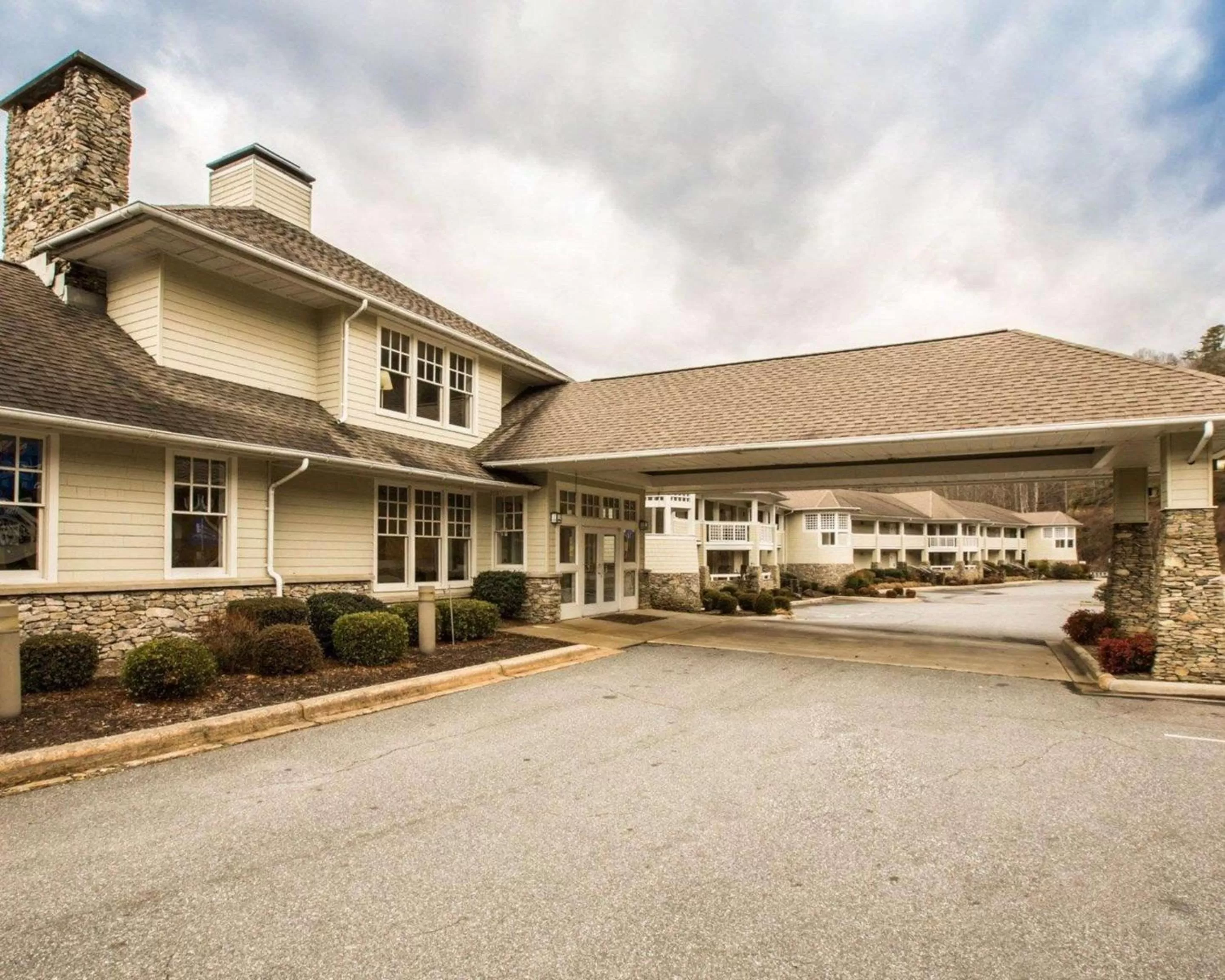 Property building in Rodeway Inn & Suites Cherokee On the River