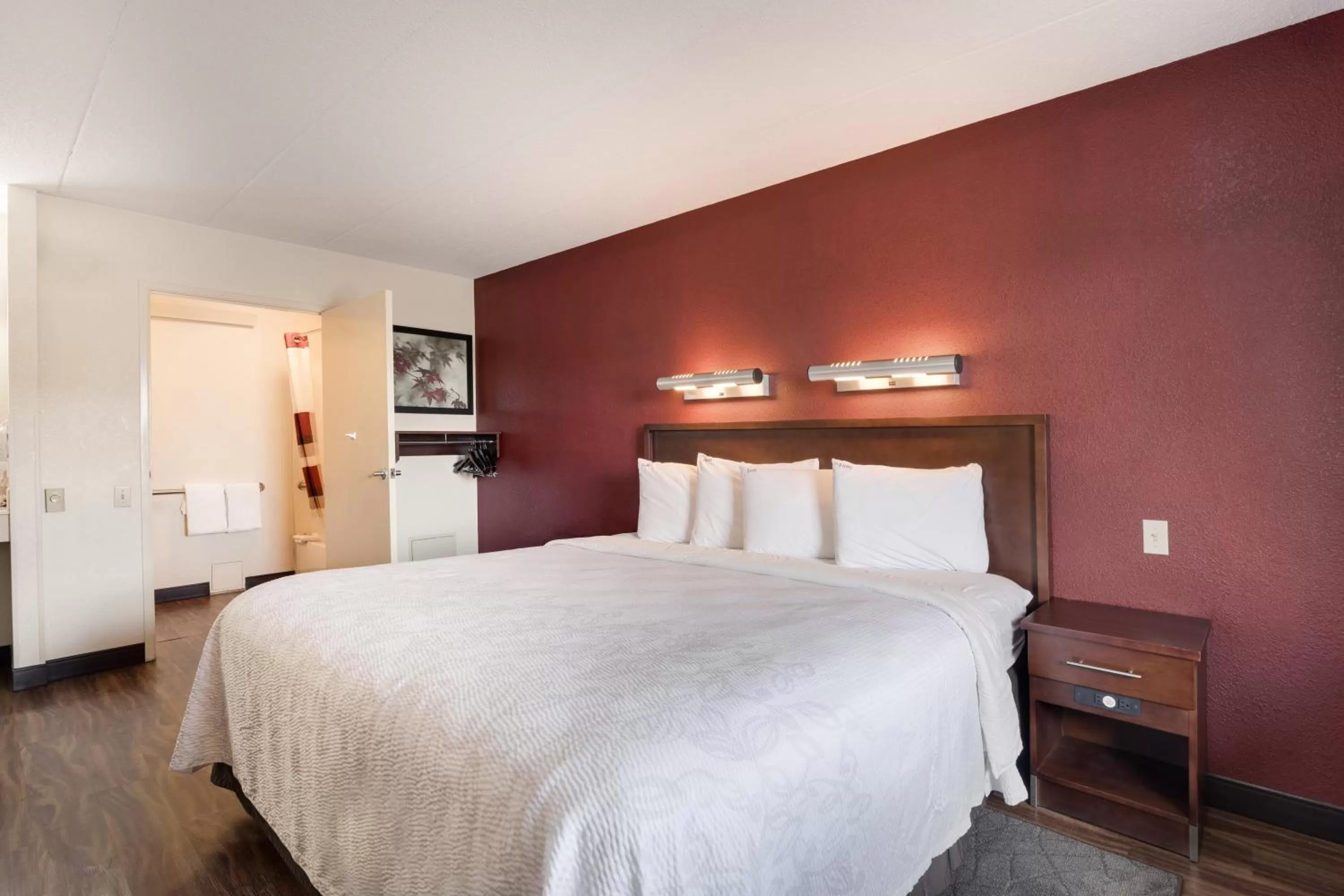 Photo of the whole room, Bed in Red Roof Inn PLUS+ Chicago - Northbrook/Deerfield