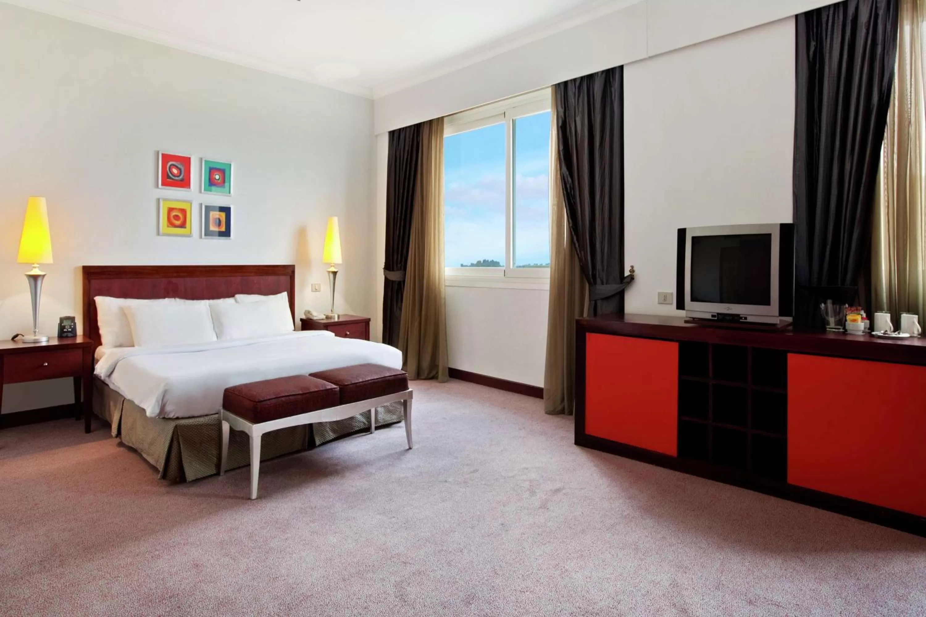 Bed in Hilton Alexandria Green Plaza