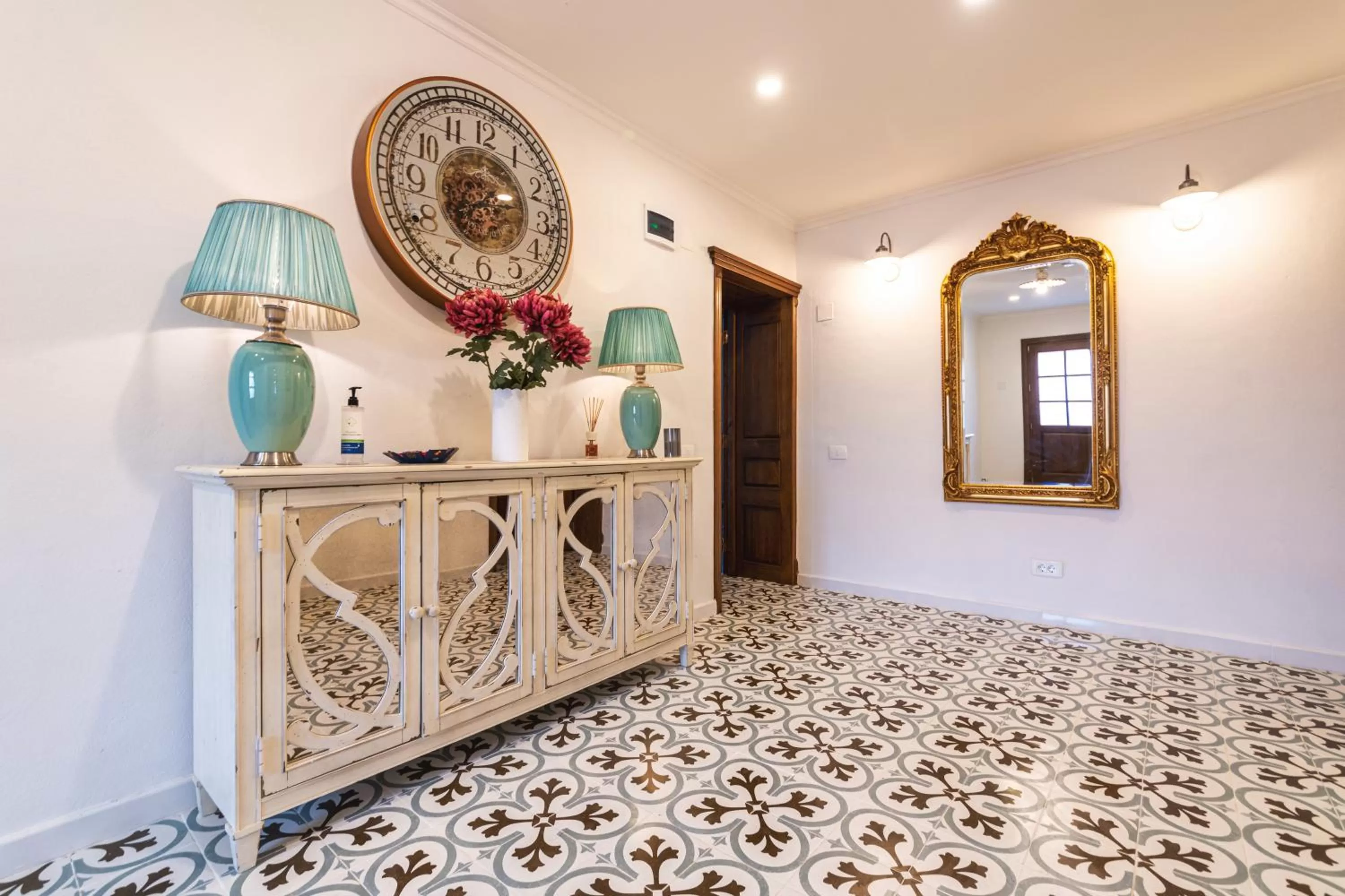 Lobby or reception in Nikolas Haus Central Location with Free Parking