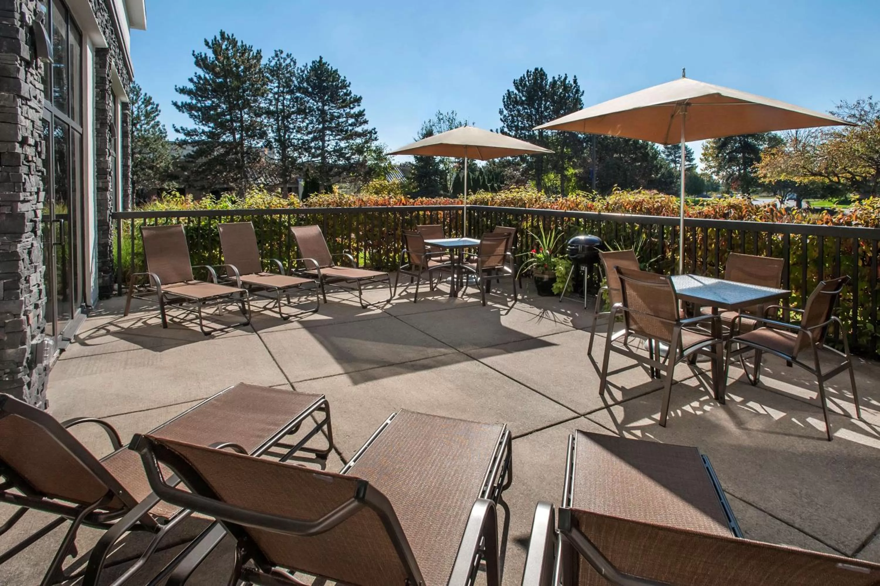 Patio in Hampton Inn Ann Arbor-South