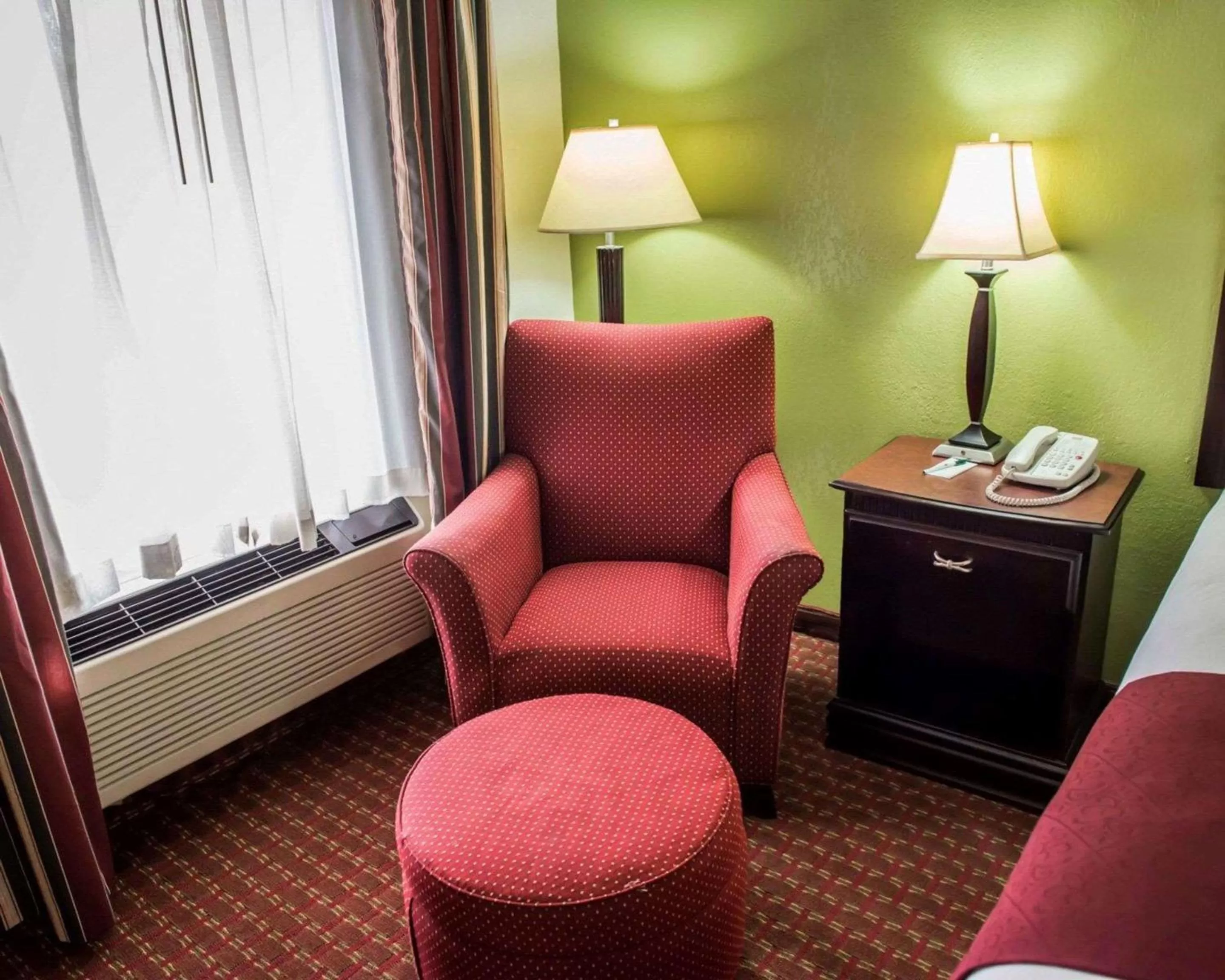 Photo of the whole room in Quality Inn Chipley I-10 at Exit 120