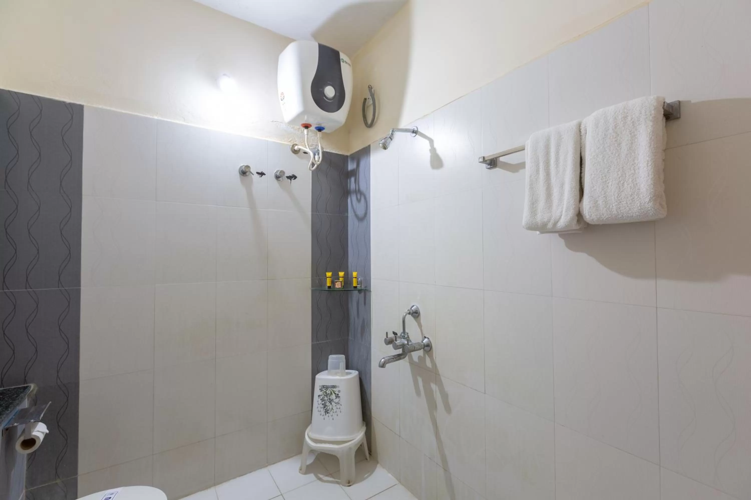 Shower in KSTDC Hotel Mayura Velapuri Belur