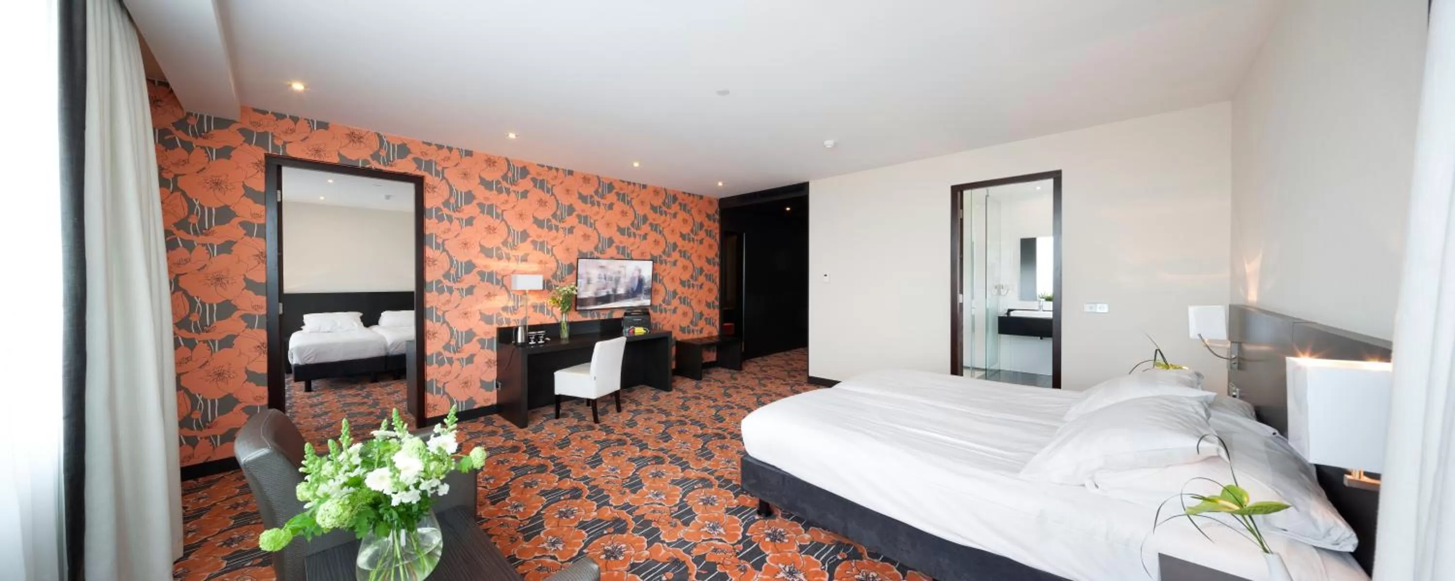 Bathroom, Bed in Hotel Duiven bij Arnhem A12