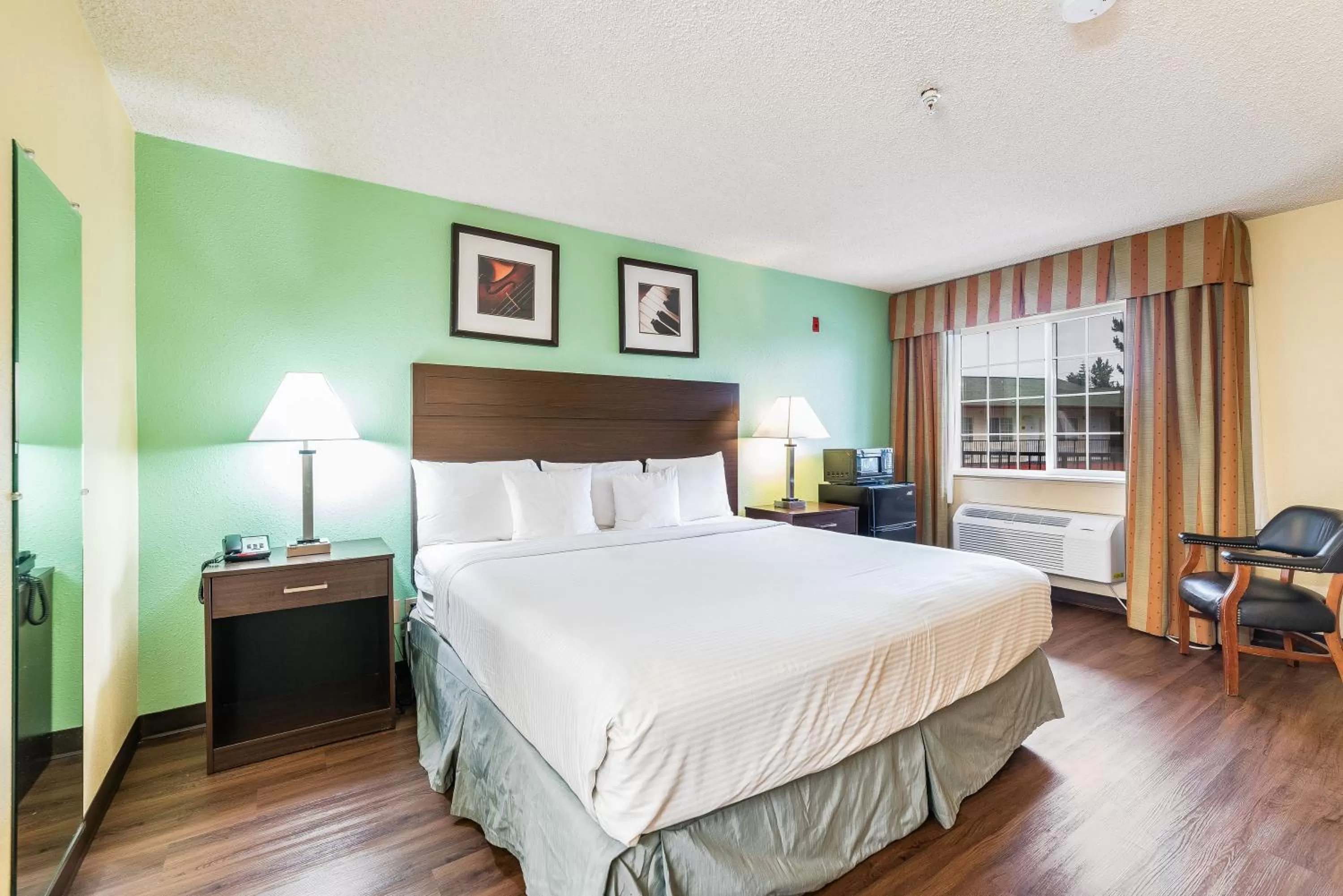 Bedroom, Bed in Days Inn by Wyndham Federal Way