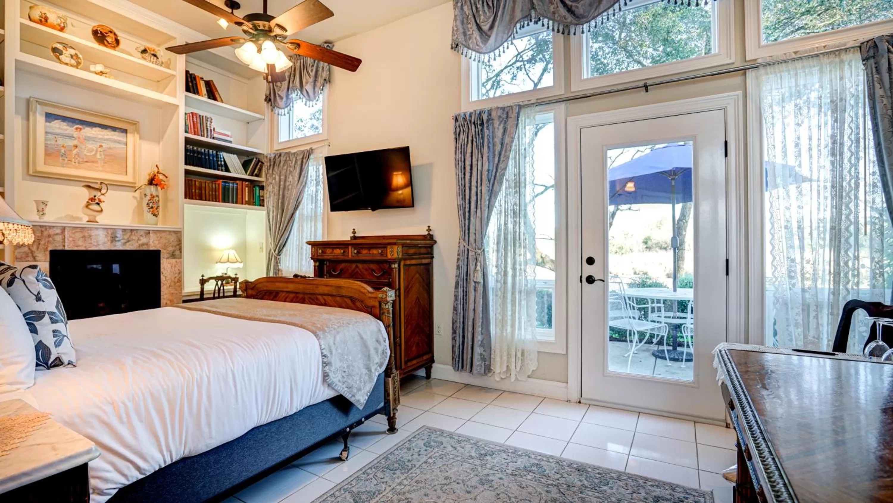 Patio, Bed in The River Belle Inn