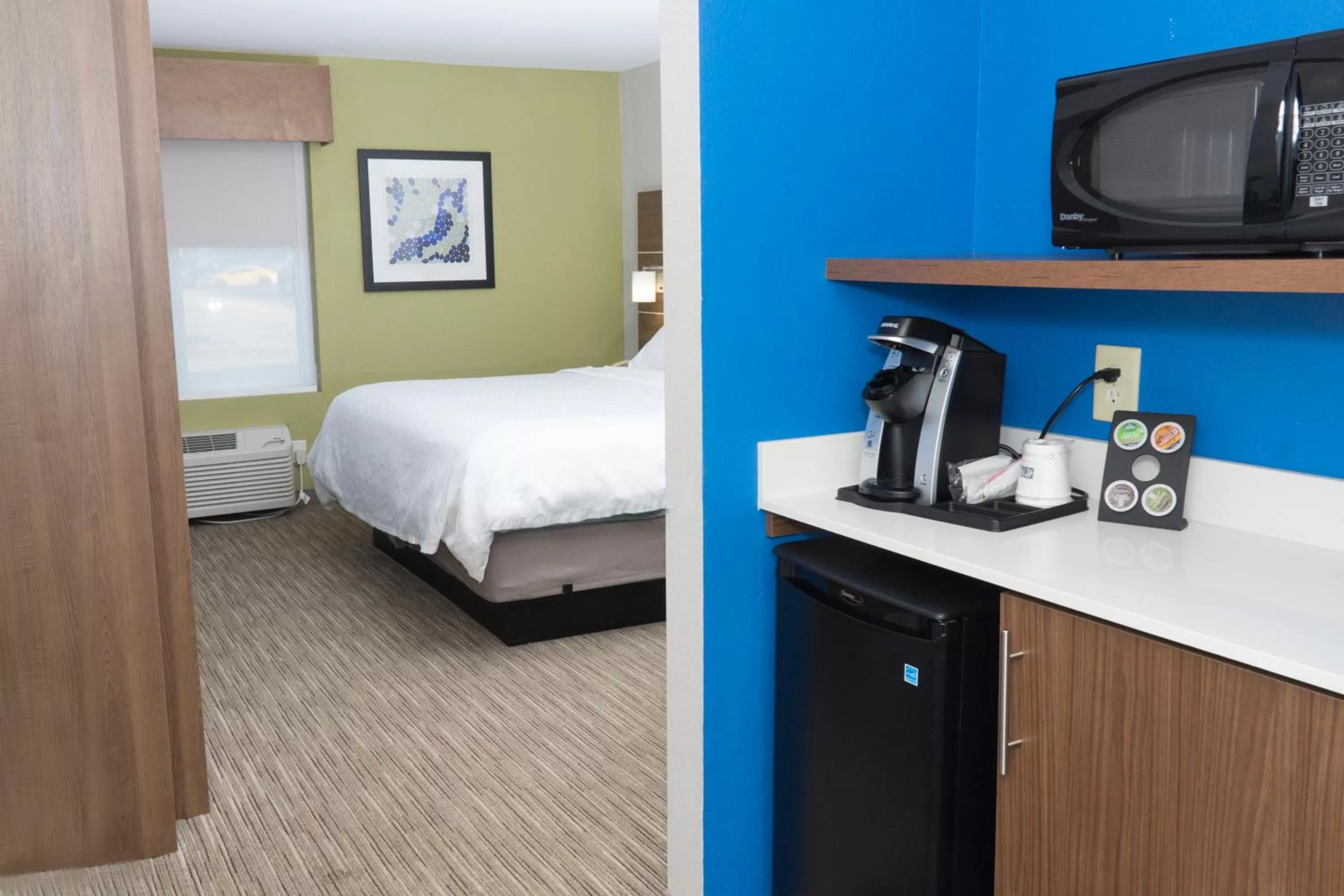 Photo of the whole room, Bed in Holiday Inn Express Hotel & Suites Madison by IHG