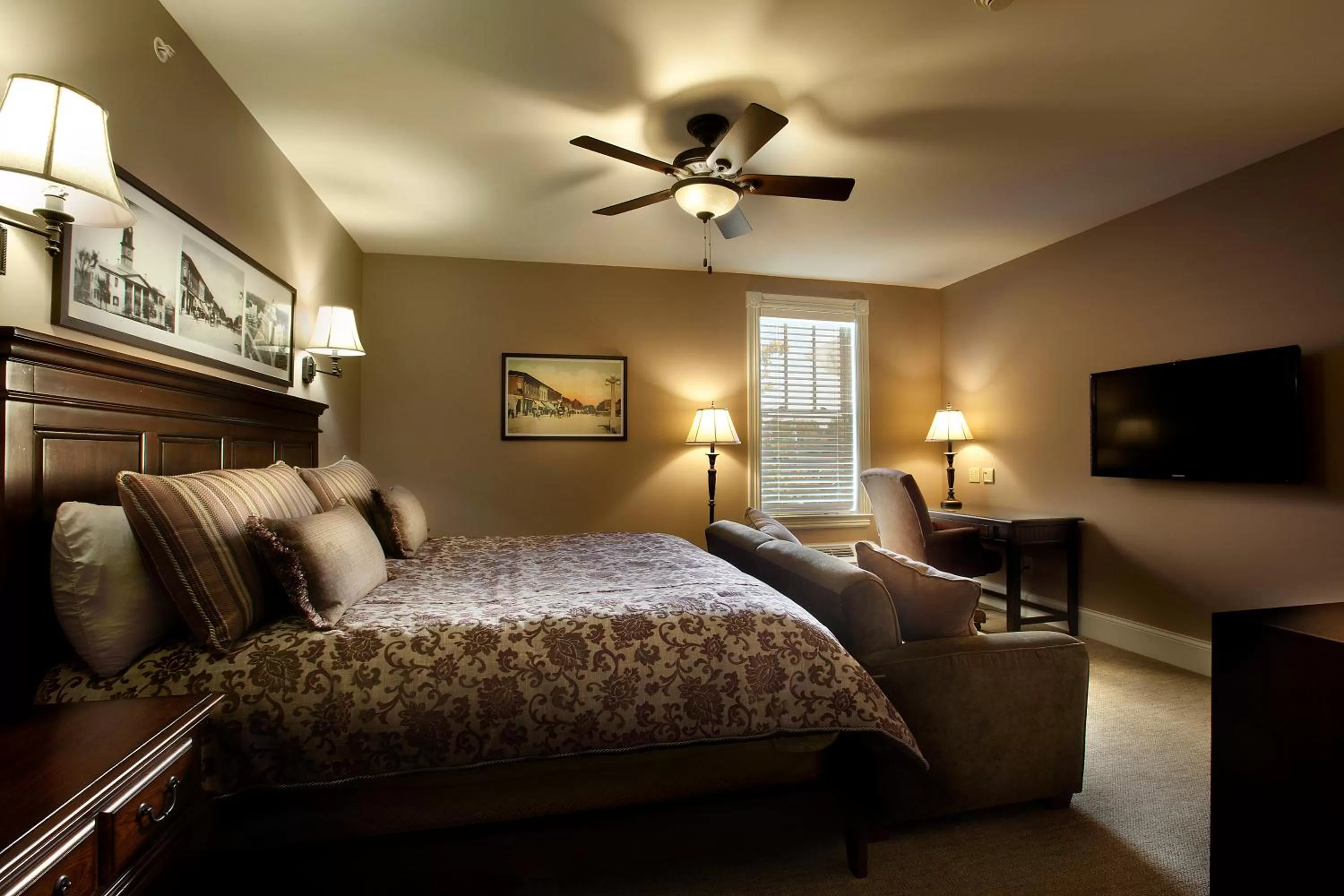 Photo of the whole room, Bed in Grant Street Inn - Bloomington