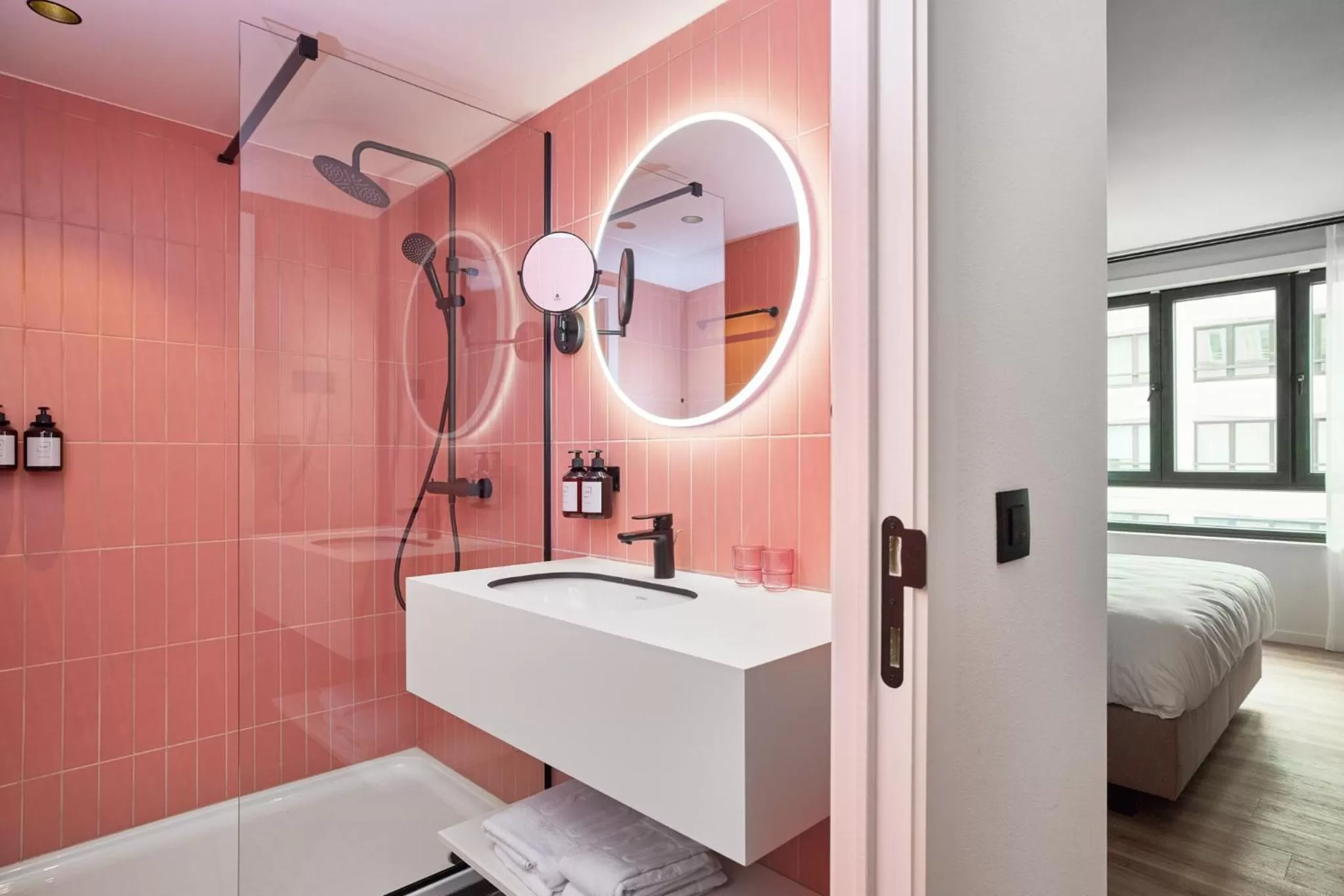 Bathroom, Bed in Rosa Hotel