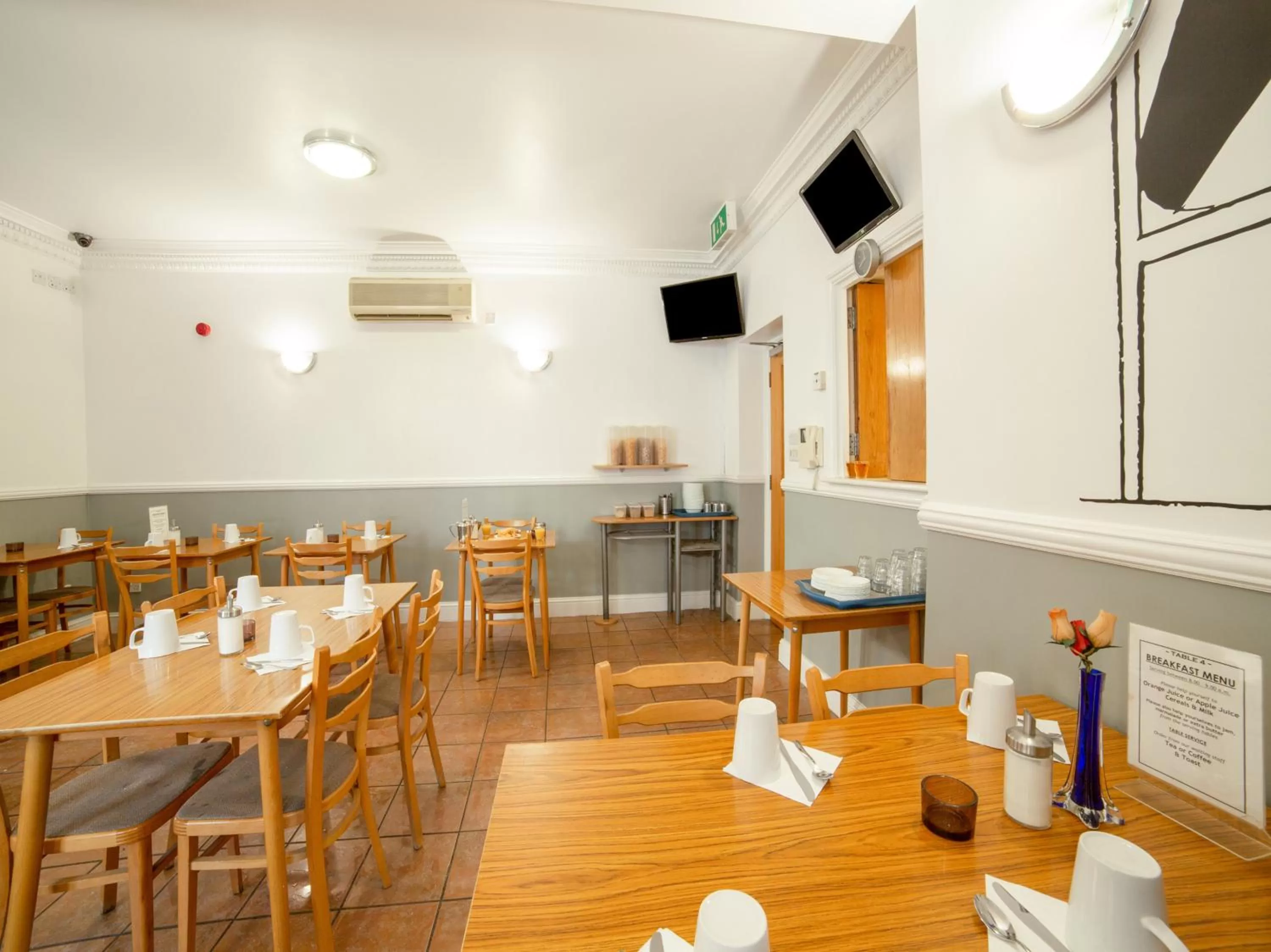 Restaurant/places to eat in OYO Townhouse New England, London Victoria