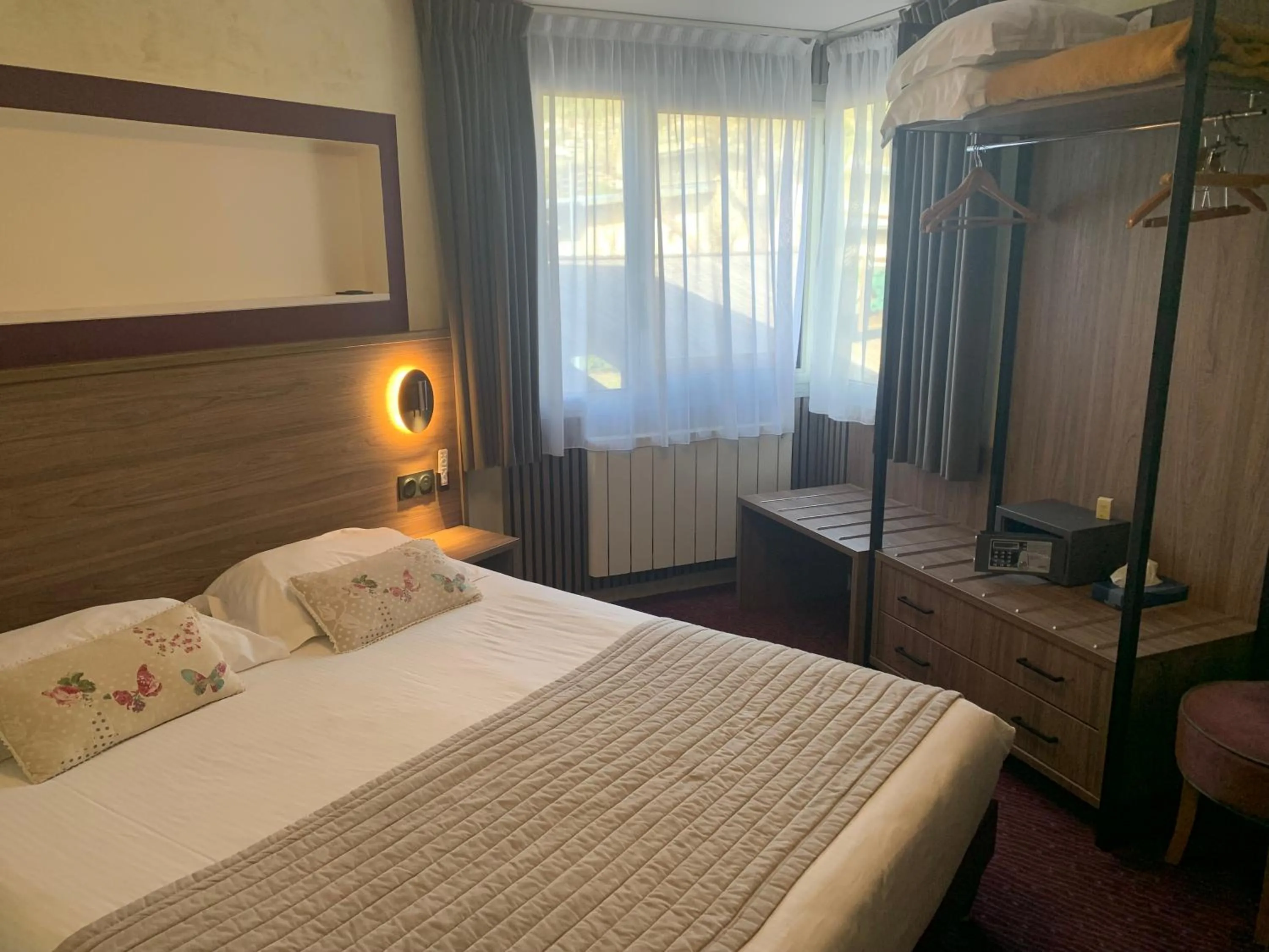 Bed in Logis Hotel Le Lac