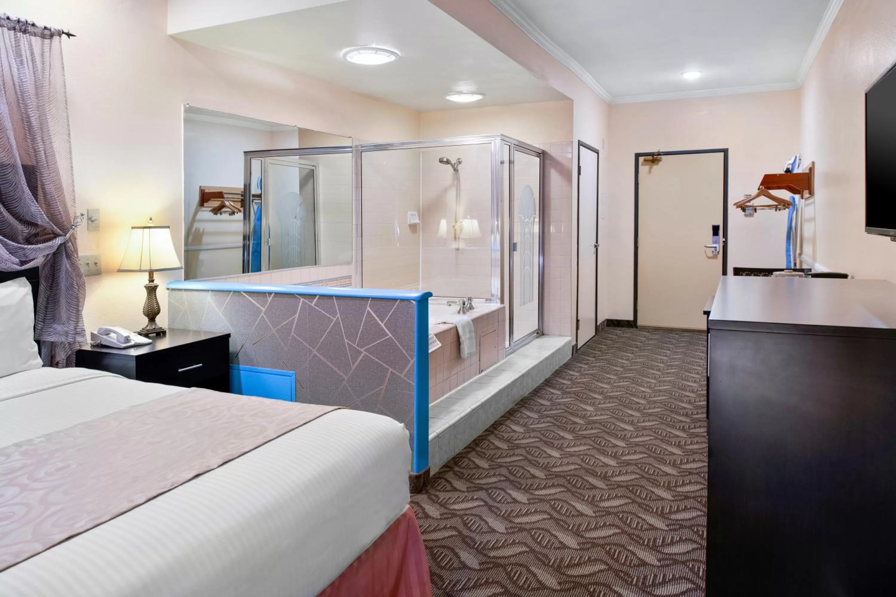 Photo of the whole room, Bed in Glendale Hotel