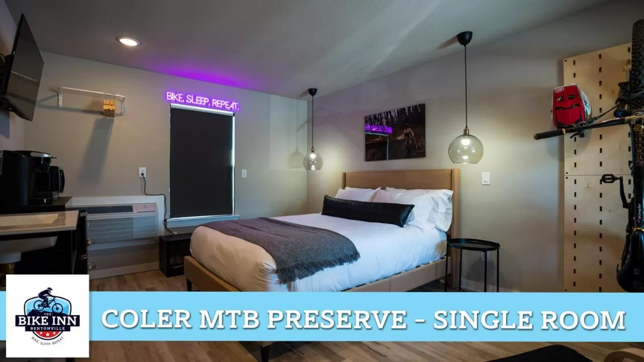 Bedroom, Bed in The Bike Inn