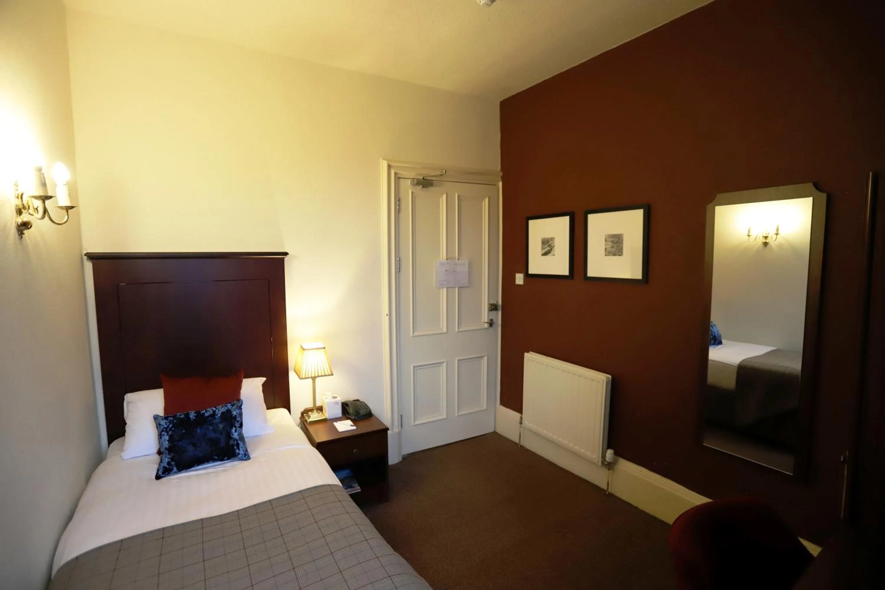 Photo of the whole room in Ben Wyvis Hotel