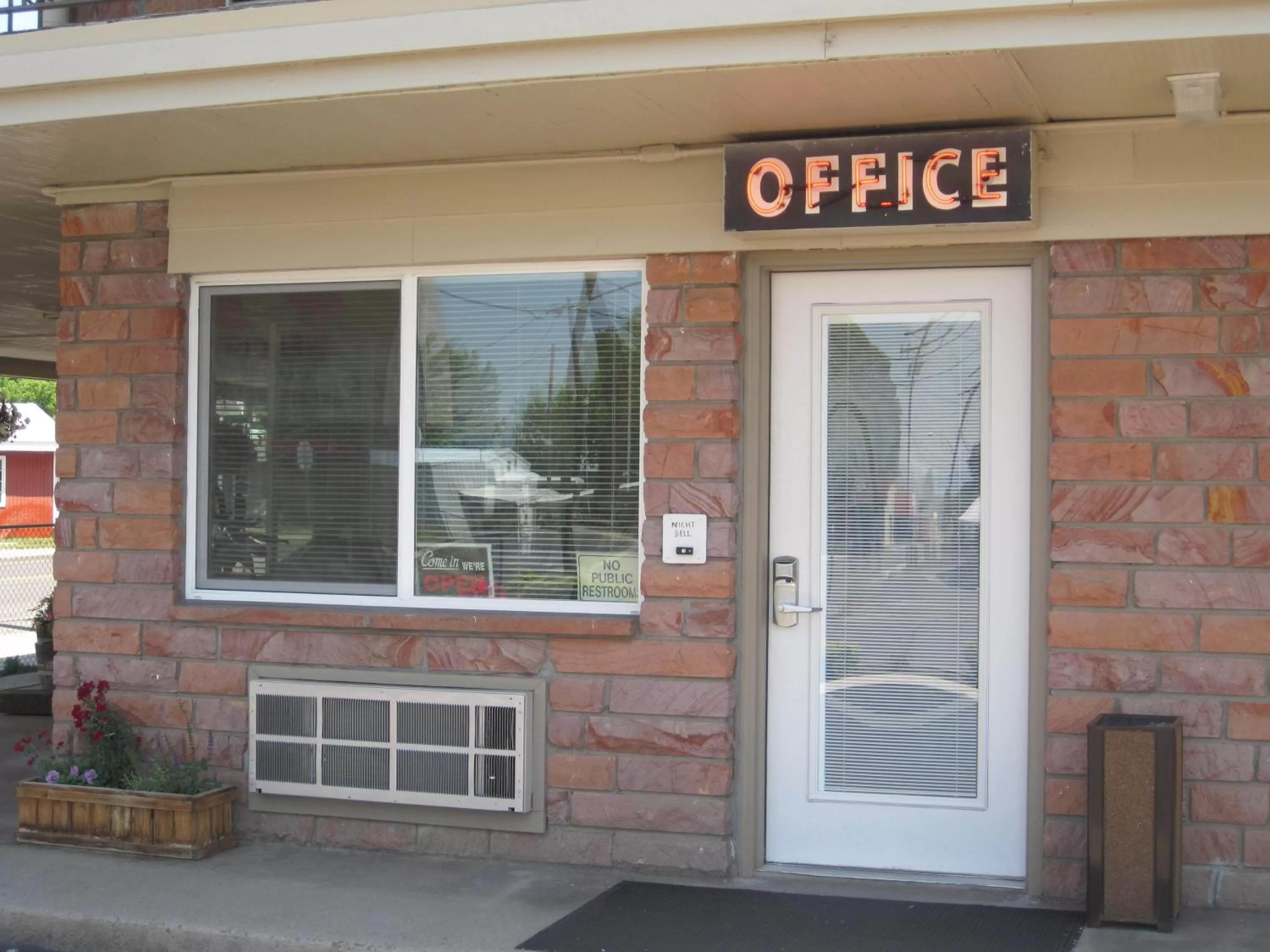 Facade/entrance in Interstate 8 Motel
