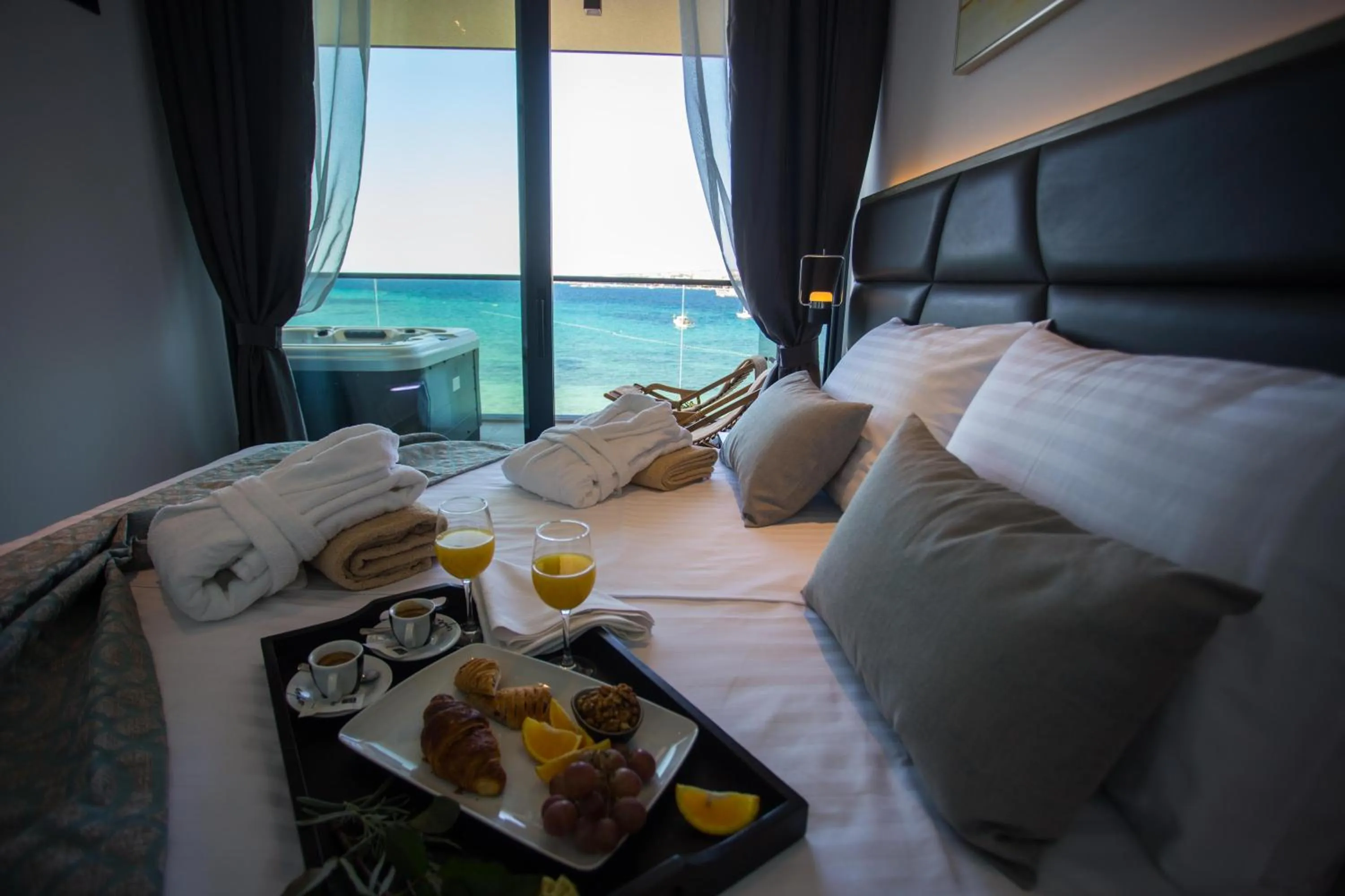 Hot Tub, Bed in LIBERTY PLAZA