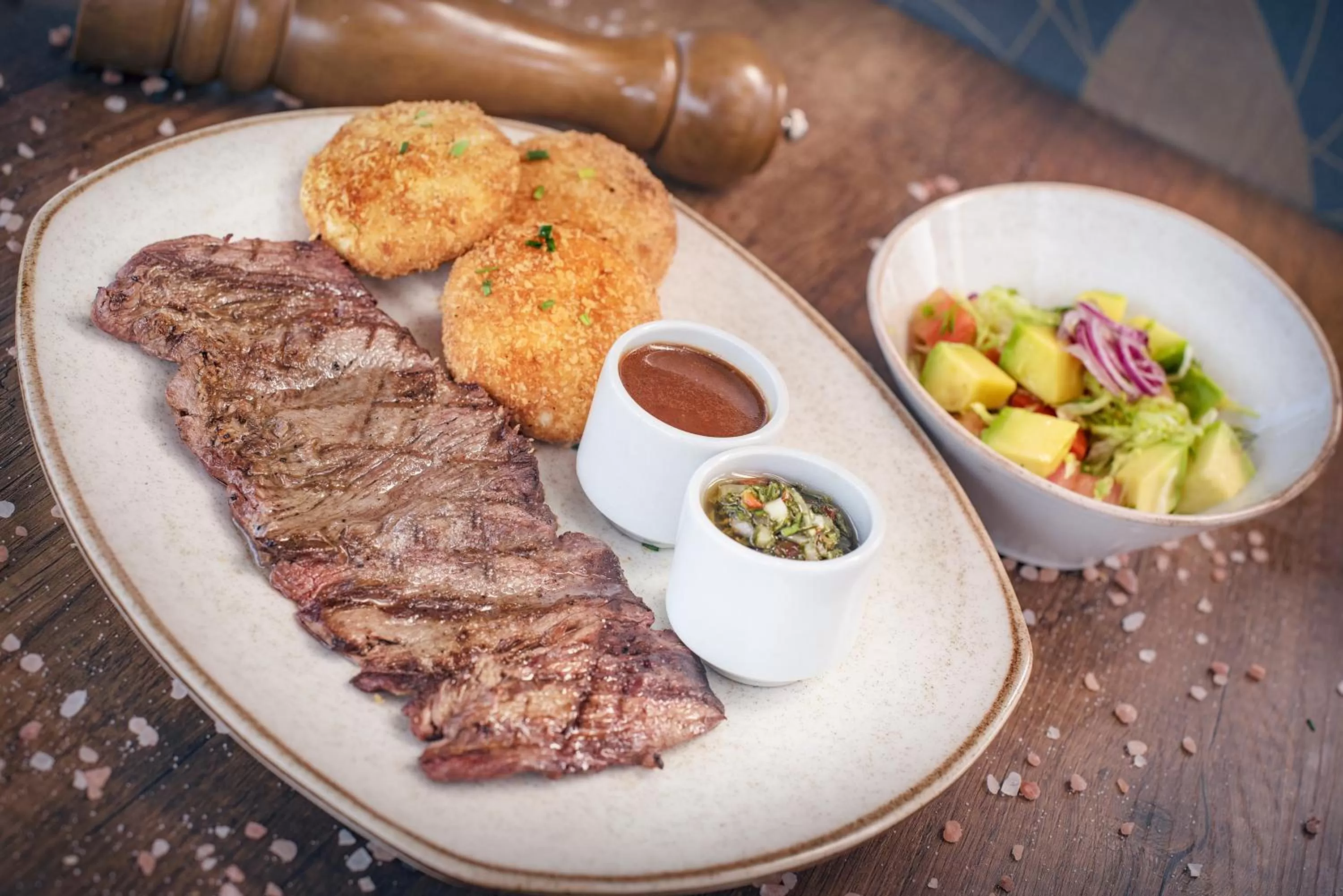 Restaurant/places to eat in Hotel Express 53