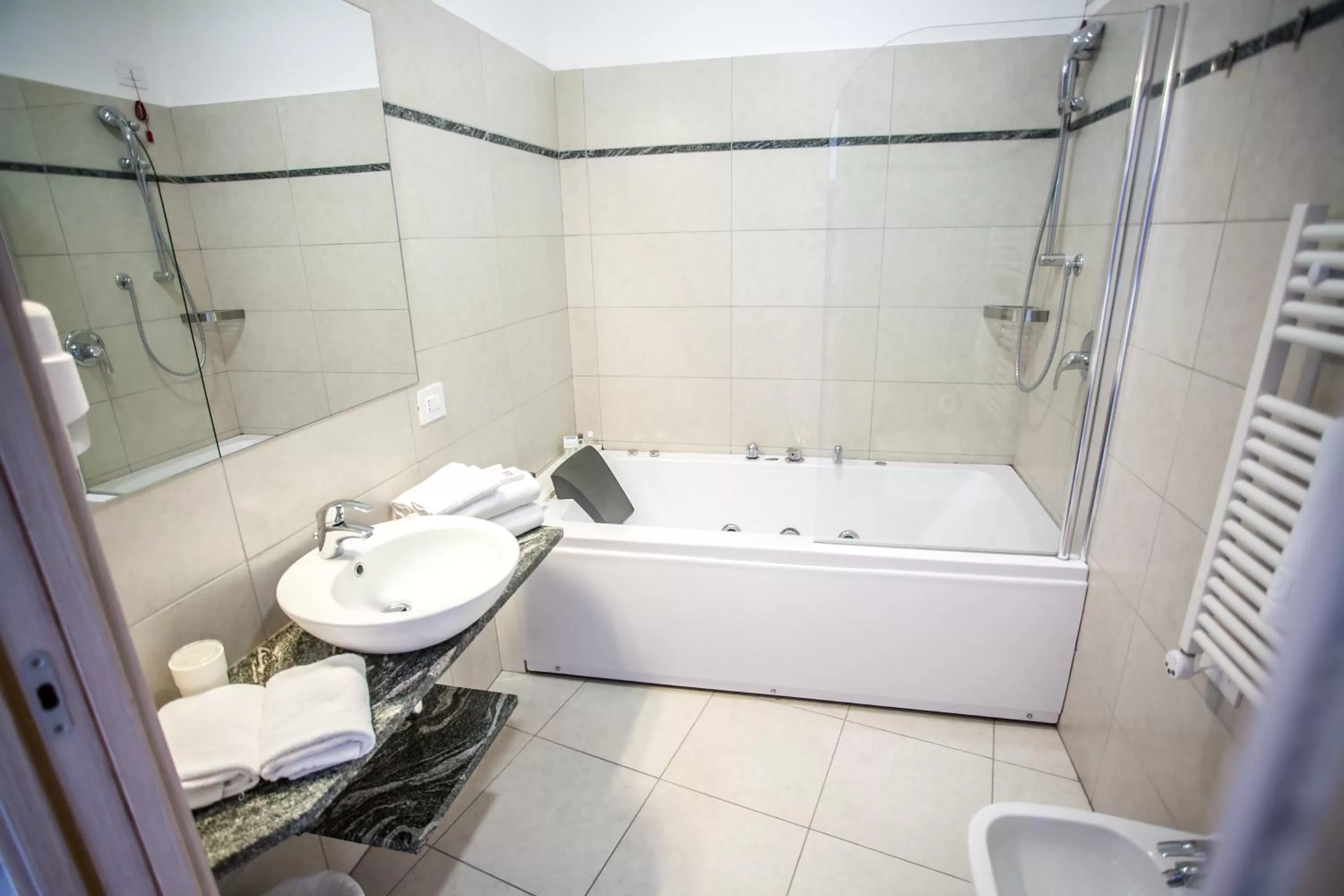 Shower in Hotel Oceanomare