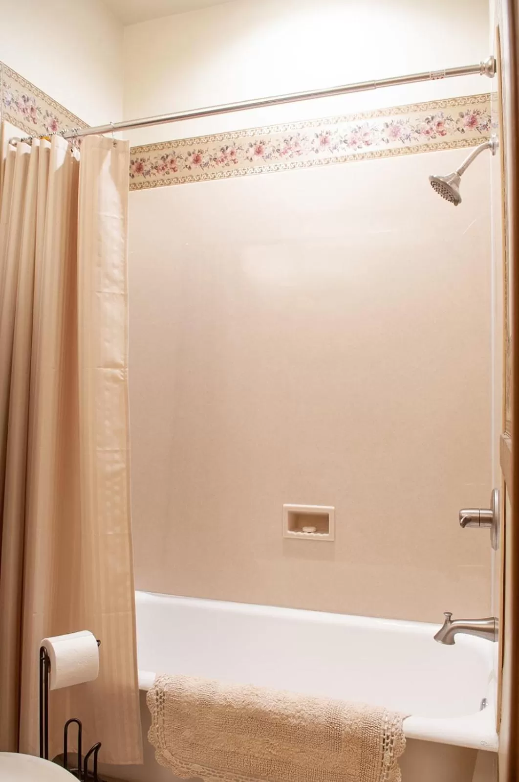 Shower in The Historic Wolf Hotel