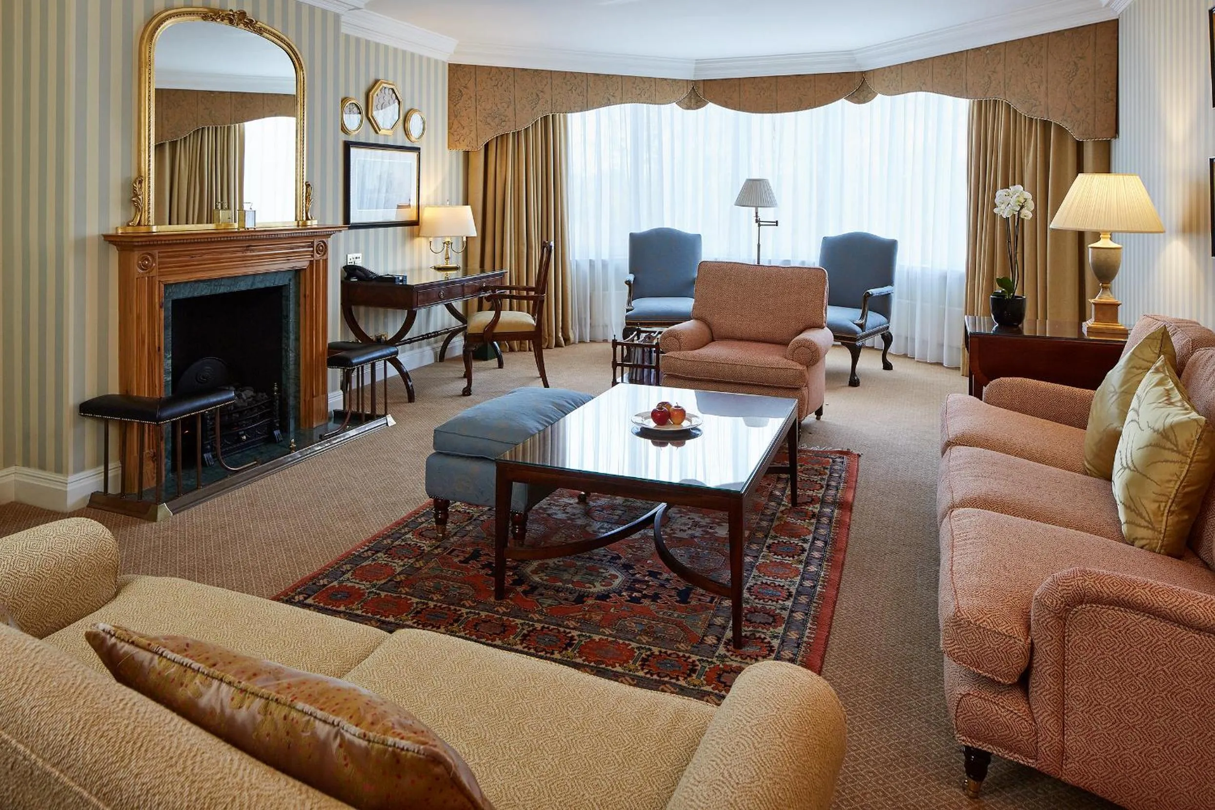 Living room in Cheval Thorney Court at Hyde Park