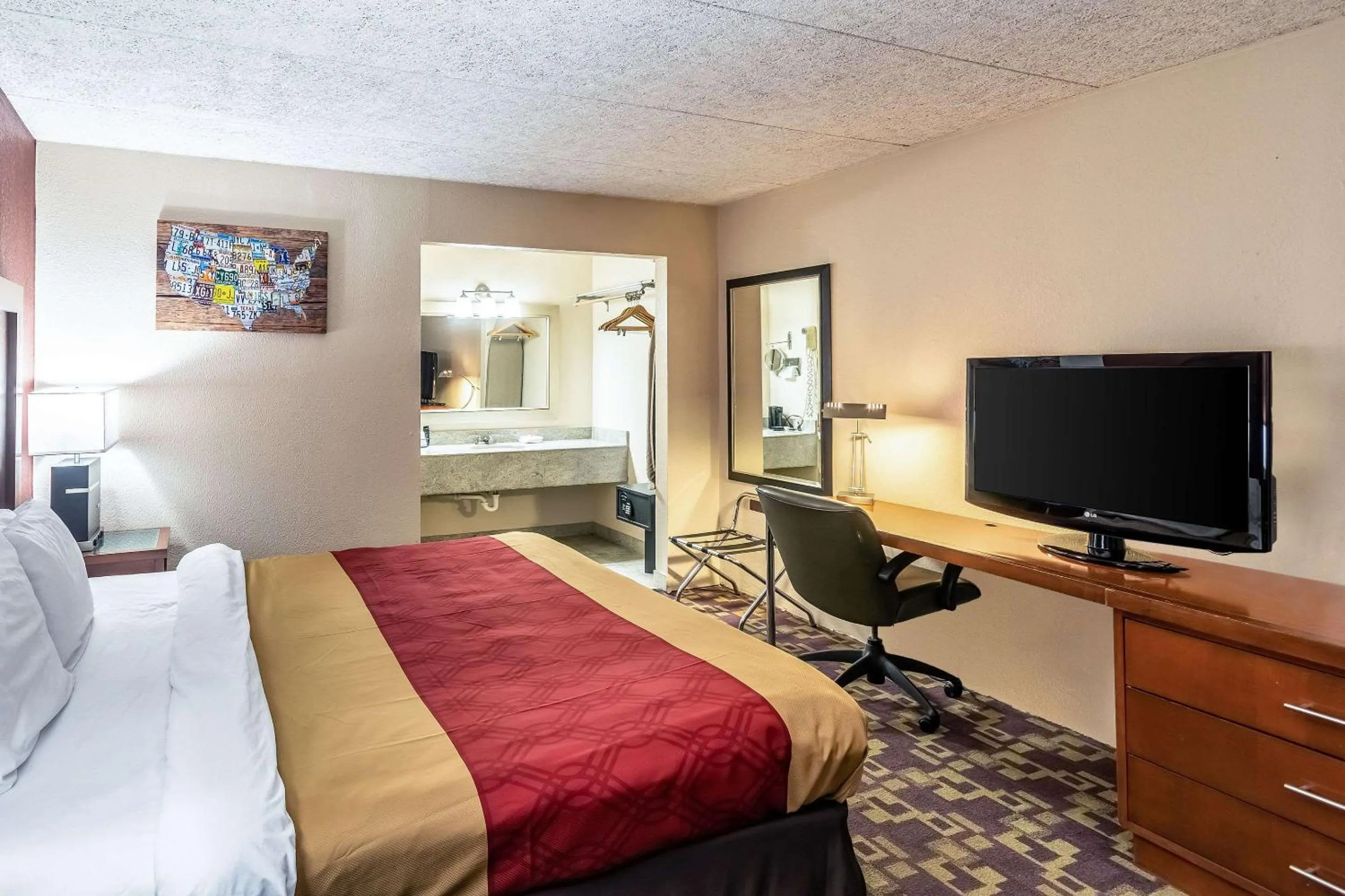 Photo of the whole room, Bed in Econo Lodge Zanesville Downtown