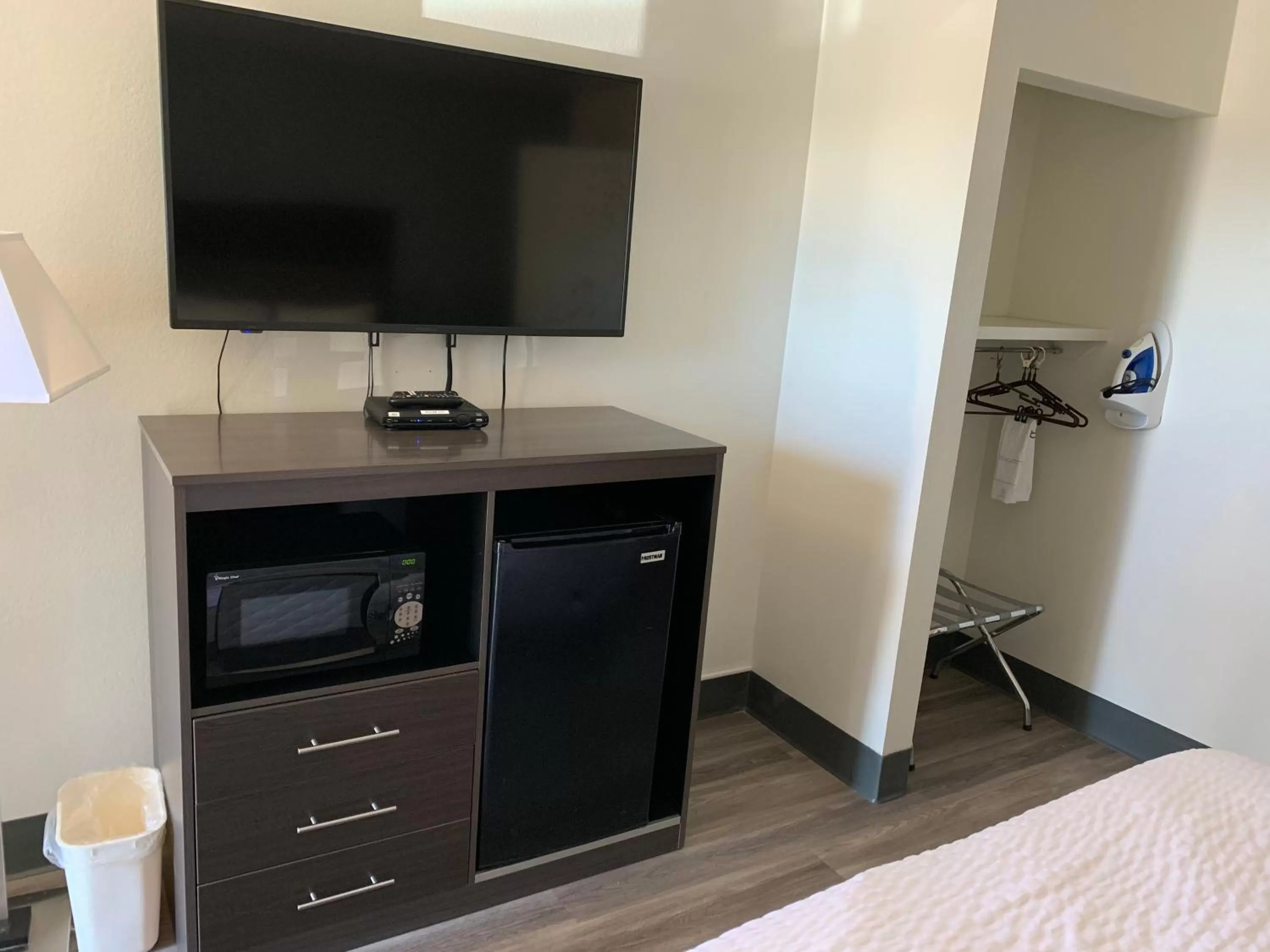 TV and multimedia in Ramada by Wyndham North Platte