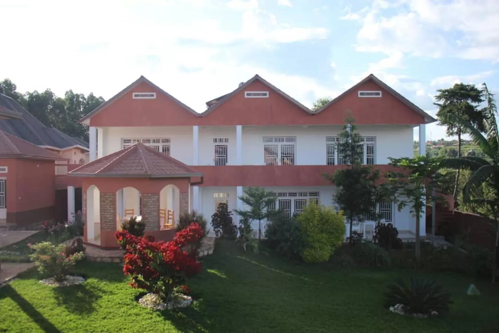 Garden in Hôtel Maisons-Sifa