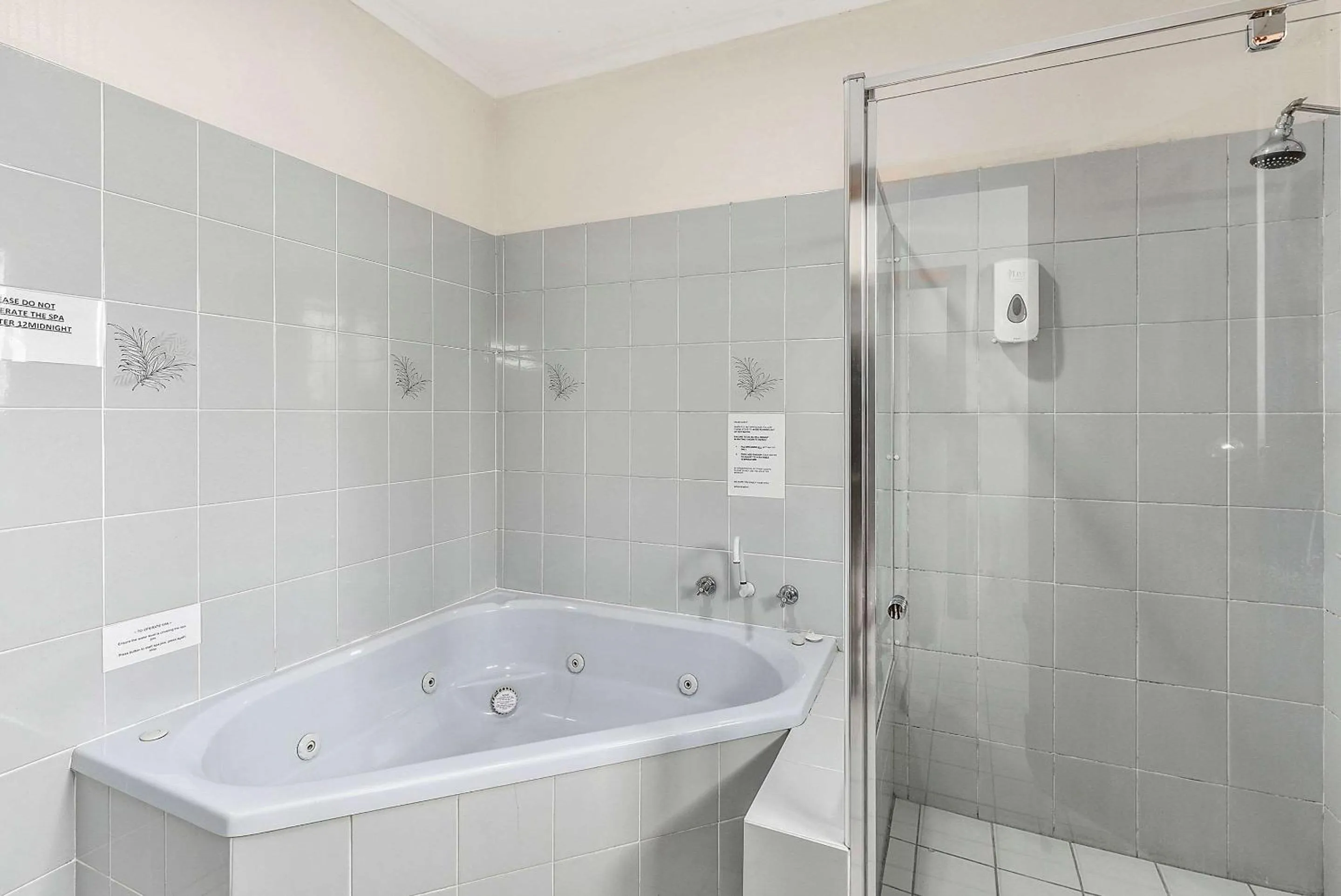 Bedroom in Comfort Inn The Lakes