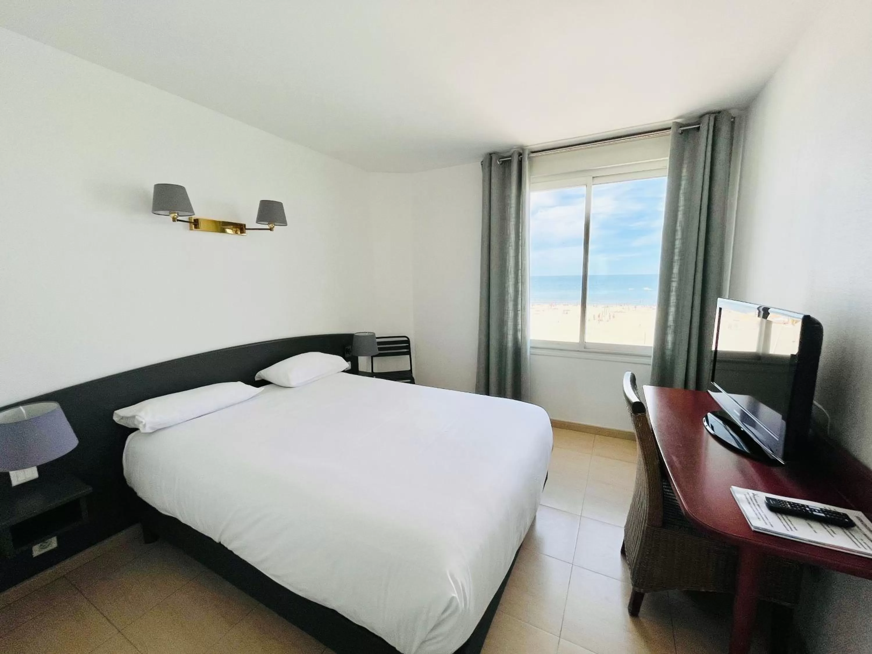 Photo of the whole room, Bed in Les Alizes