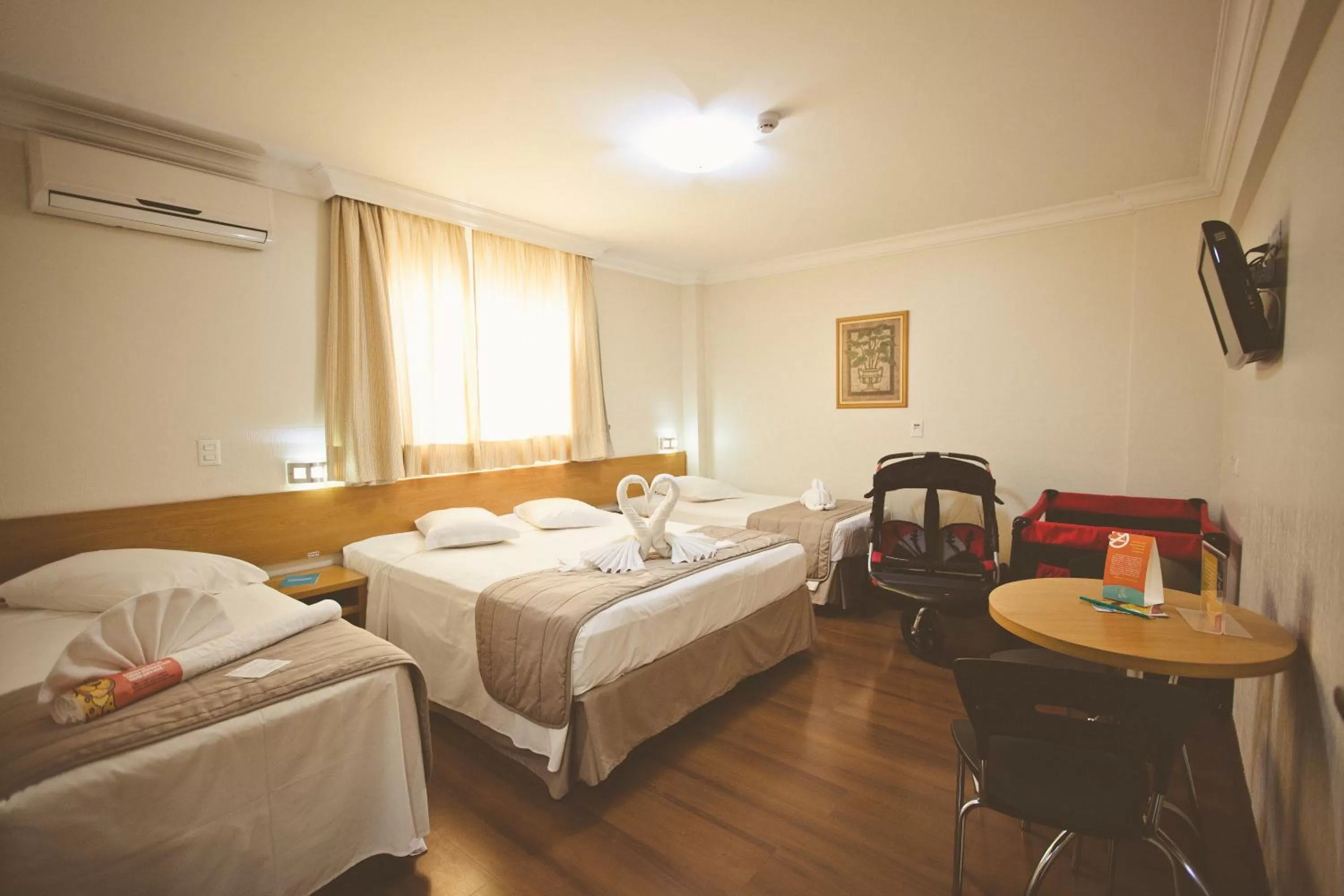 Bed in Del Rey Quality Hotel