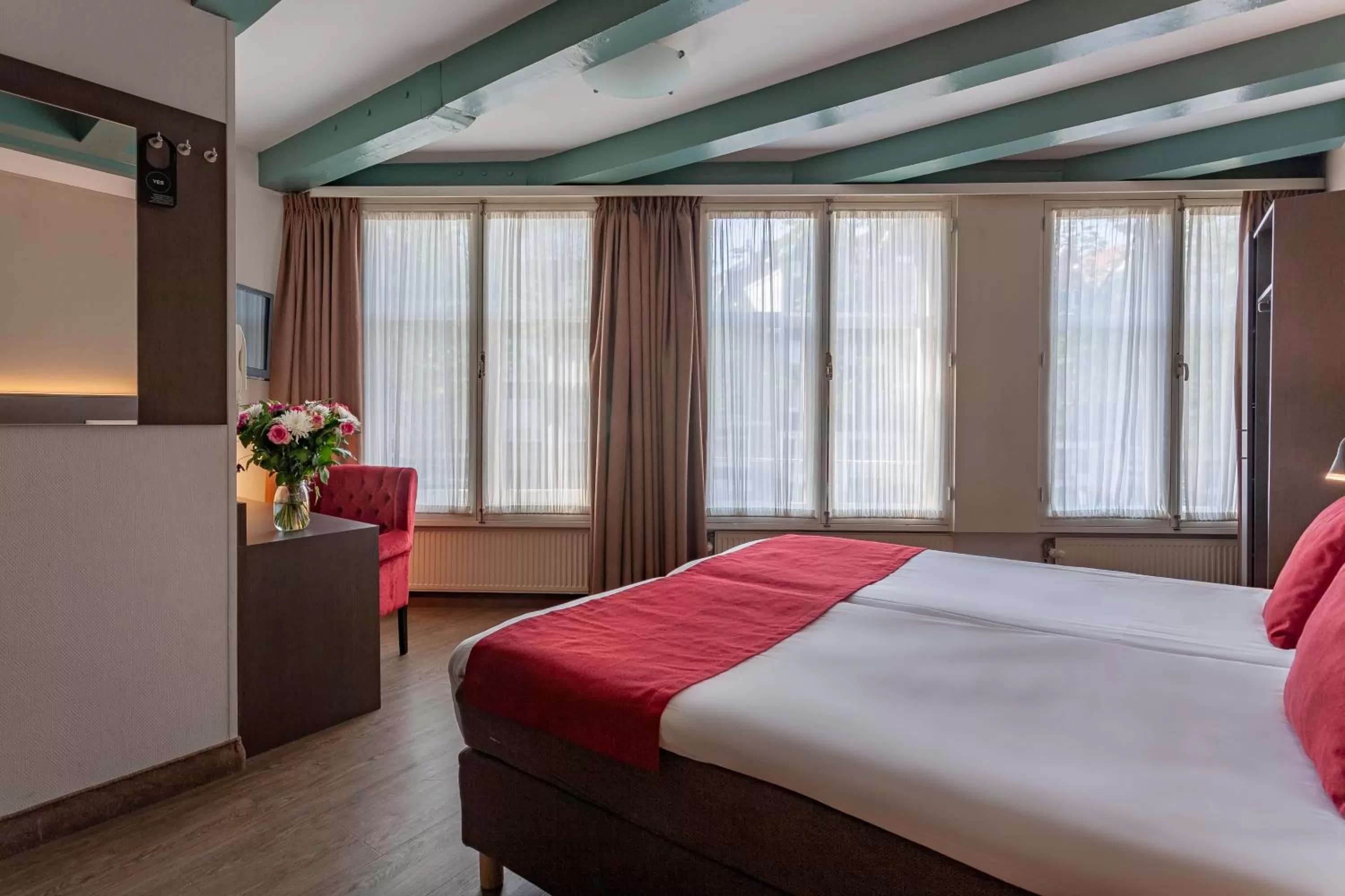 Bedroom, Bed in Avenue Hotel