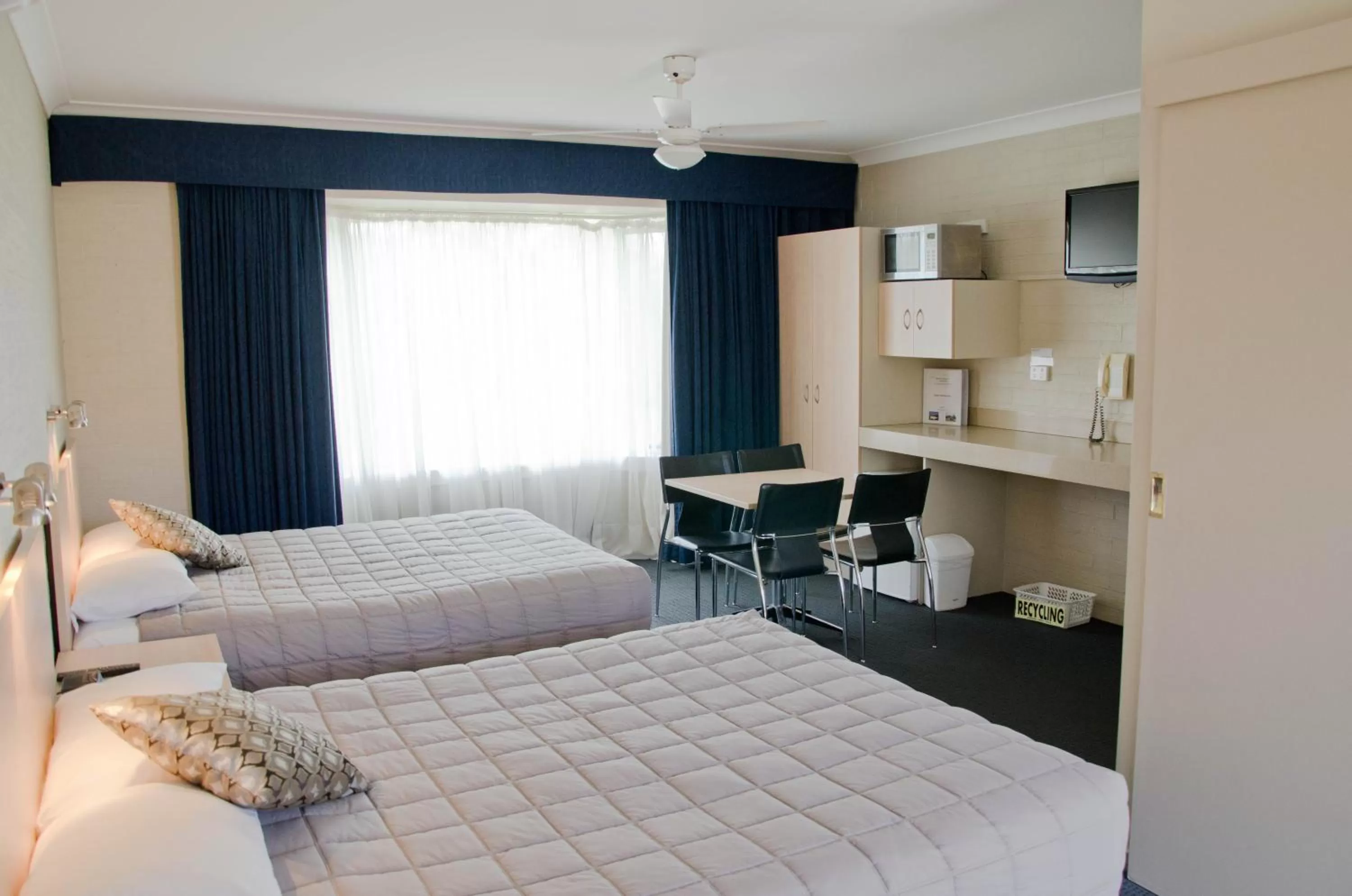 Family, Bed in Baybrook Motor Inn