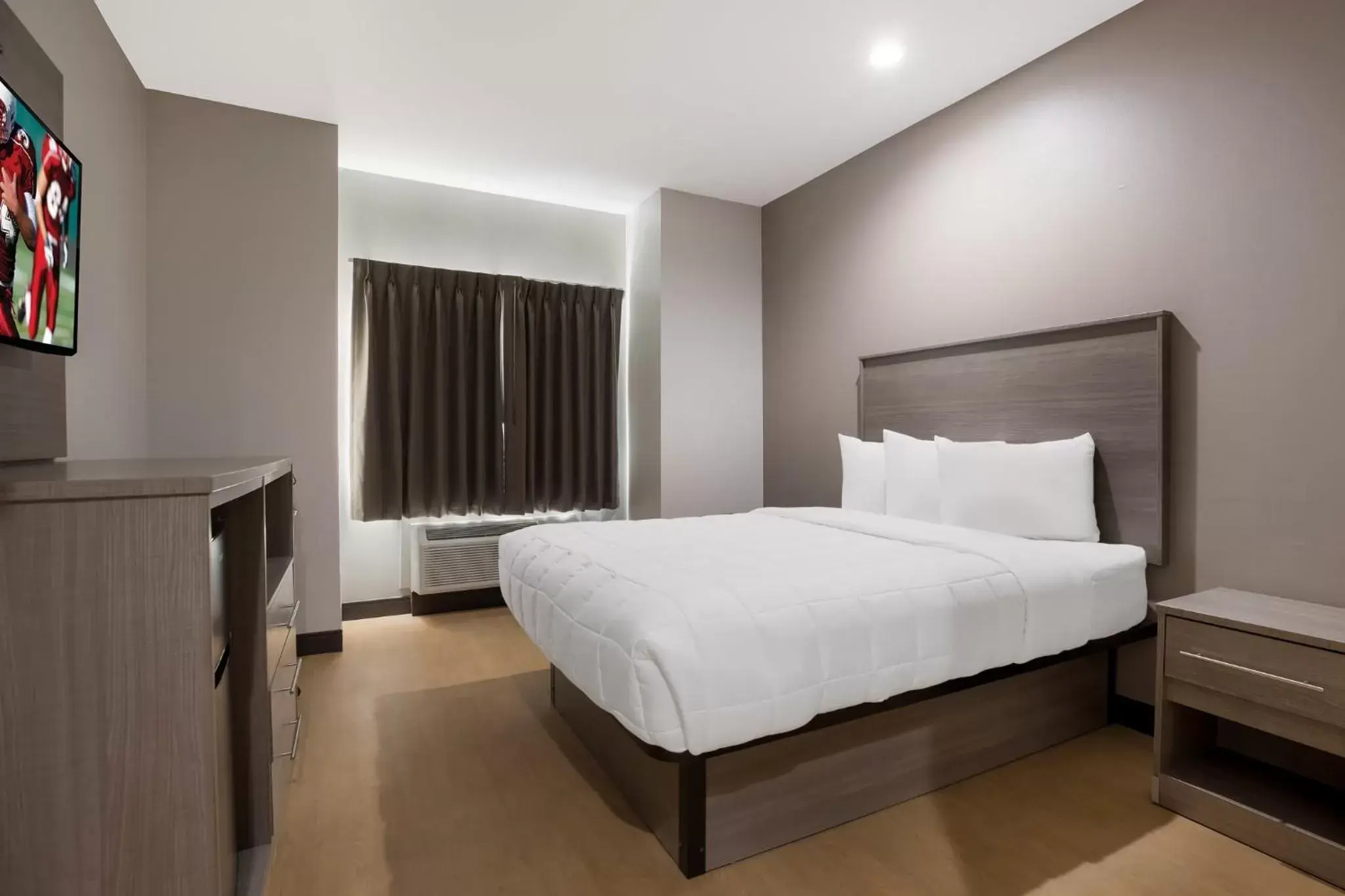 Deluxe Room with One Queen Bed Disability Access Roll-In Shower Non-Smoking in Red Roof Inn Sulphur Deluxe Room with One Queen Bed Disability Access Roll-In Shower Non-Smoking in Red Roof Inn Sulphur