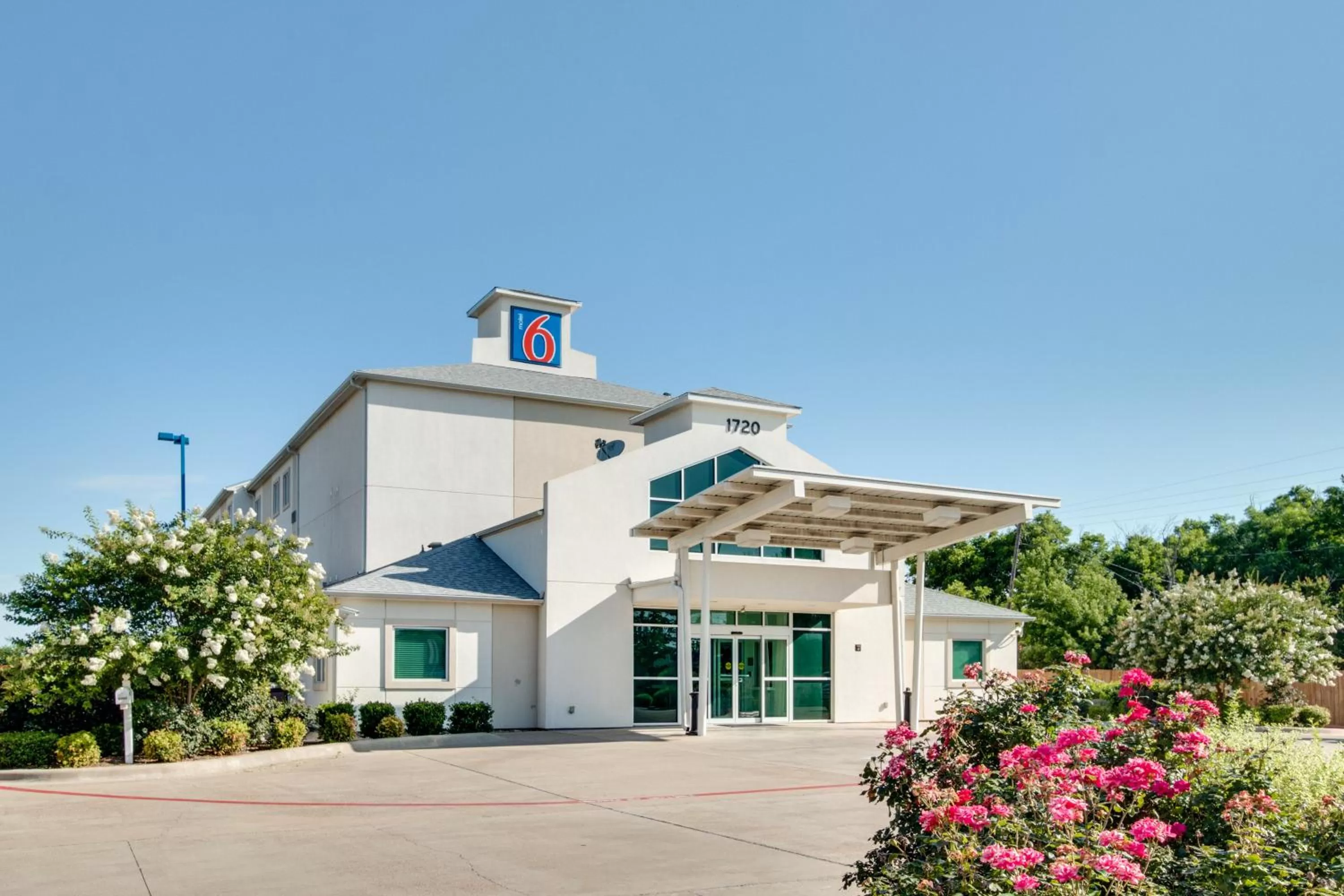Facade/entrance in Motel 6-Cleburne, TX