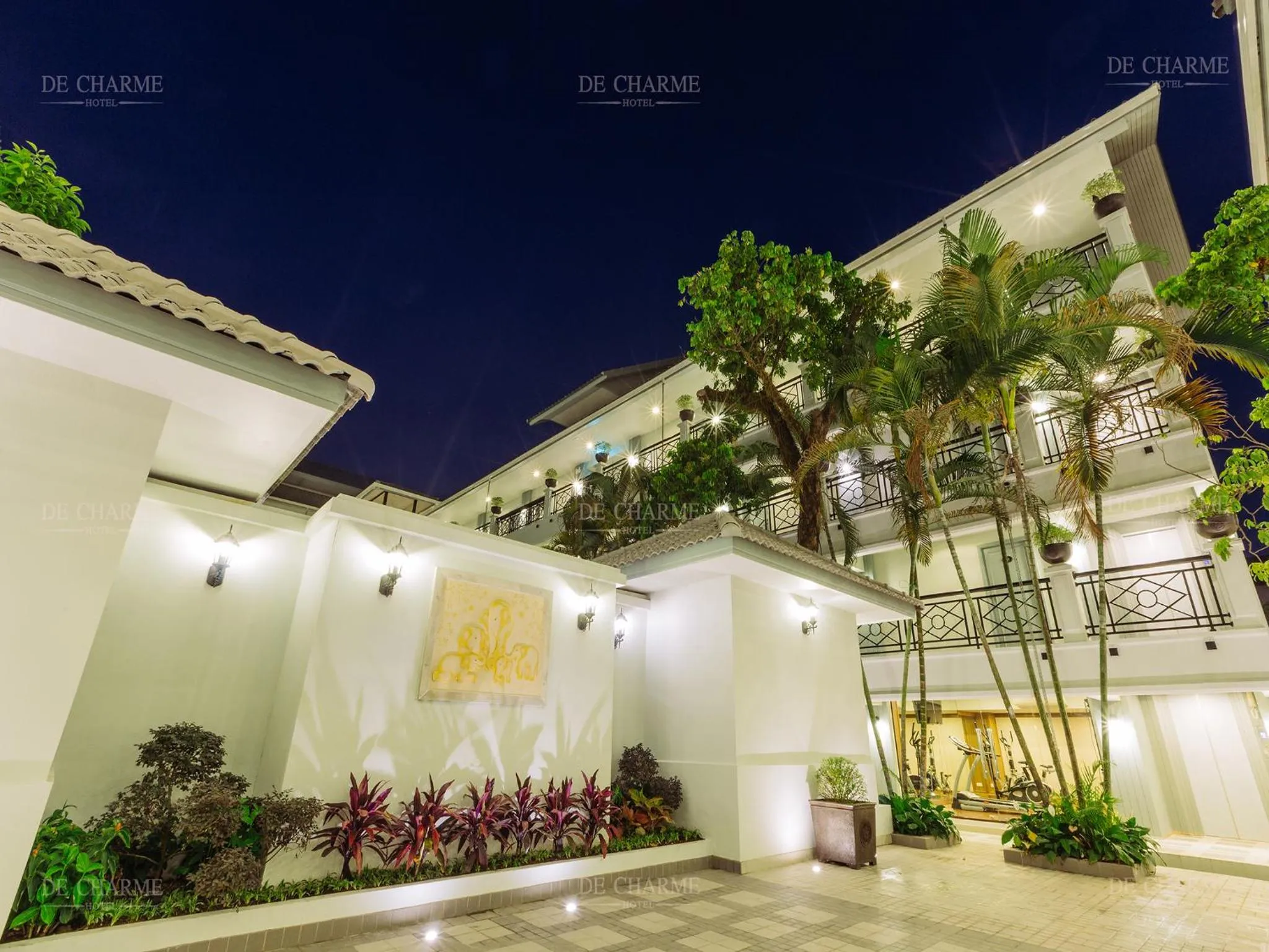 Area and facilities in Decharme Hotel