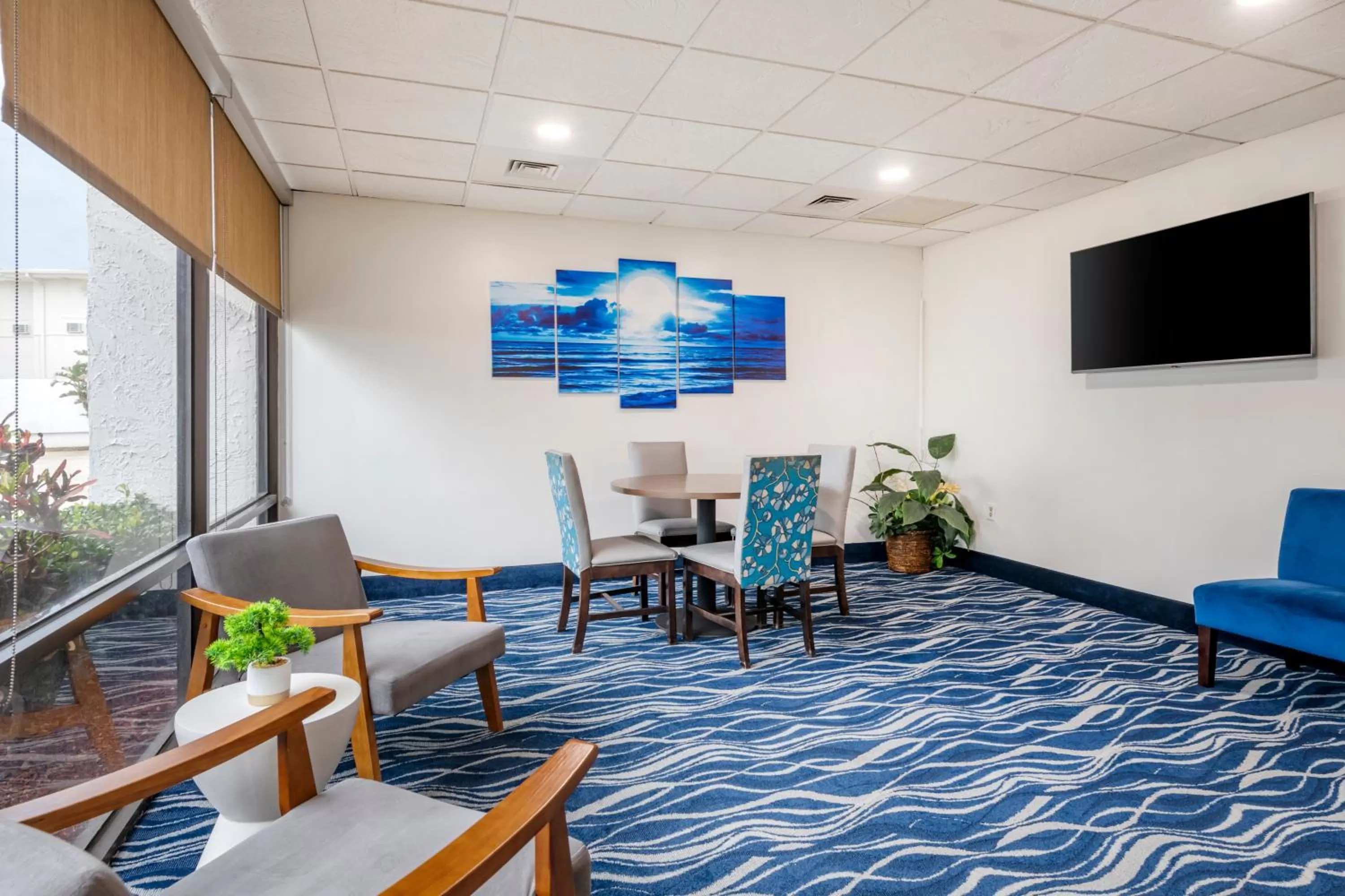 Communal lounge/ TV room in Tropical Winds Resort Hotel