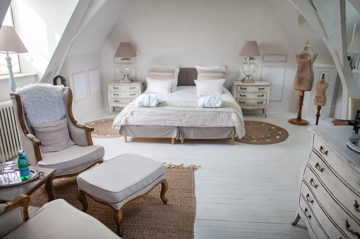 Living room, Bed in Bienvenue Chez Nous