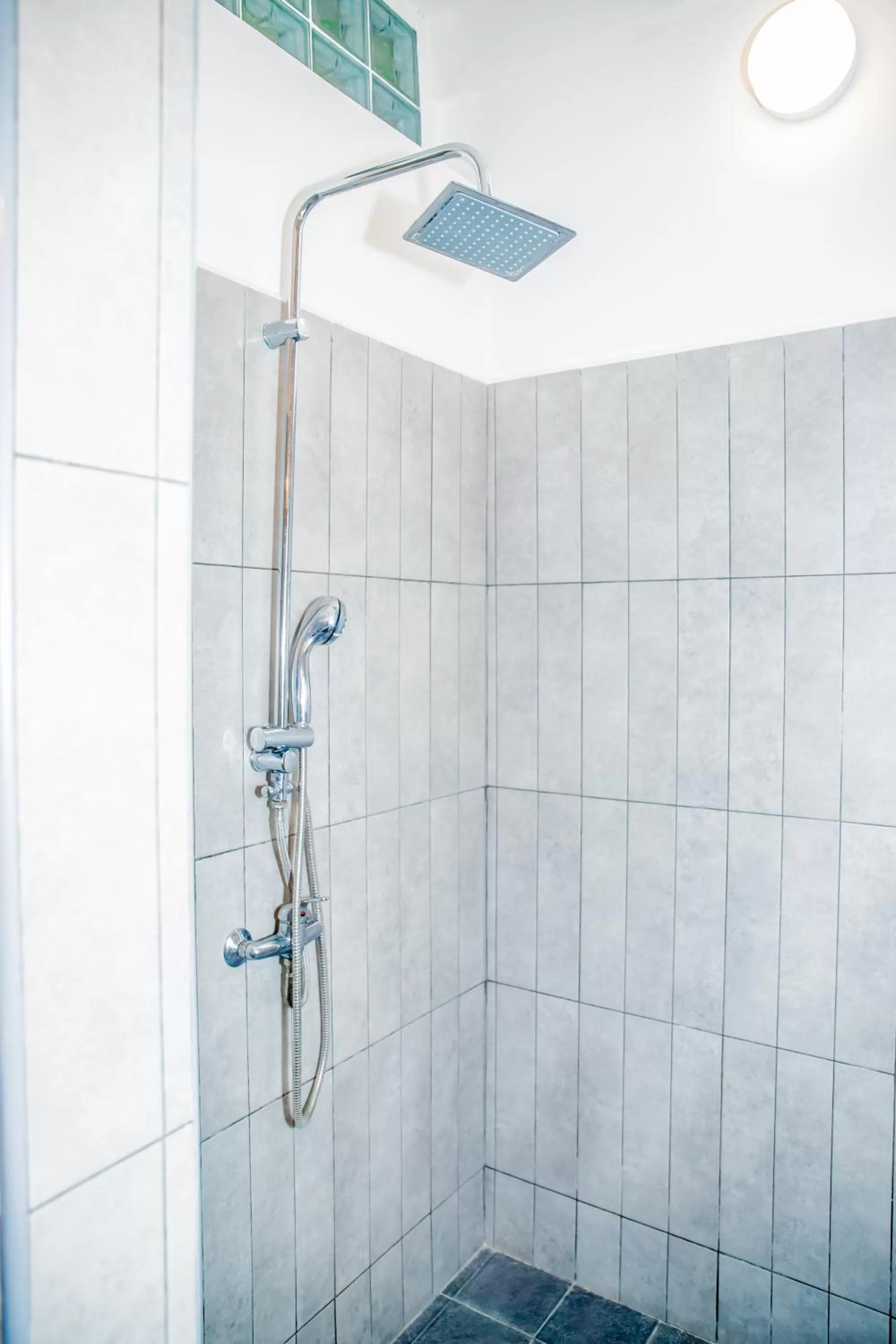 Shower in Hôtel Restaurant Coco Lodge Majunga