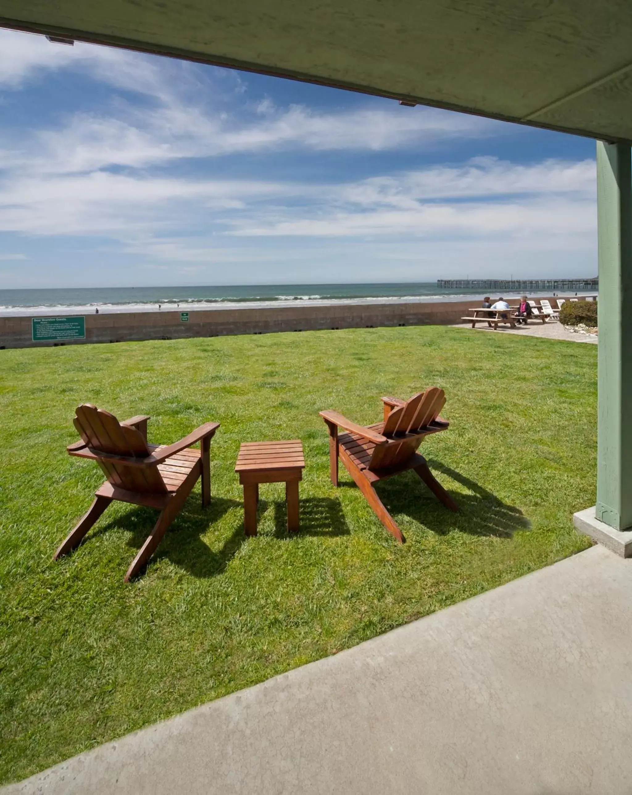 Beachfront Downstairs Room with 1 Queen Bed & 1 Double Bed in Shoreline Inn...on the beach Beachfront Downstairs Room with 1 Queen Bed & 1 Double Bed in Shoreline Inn...on the beach