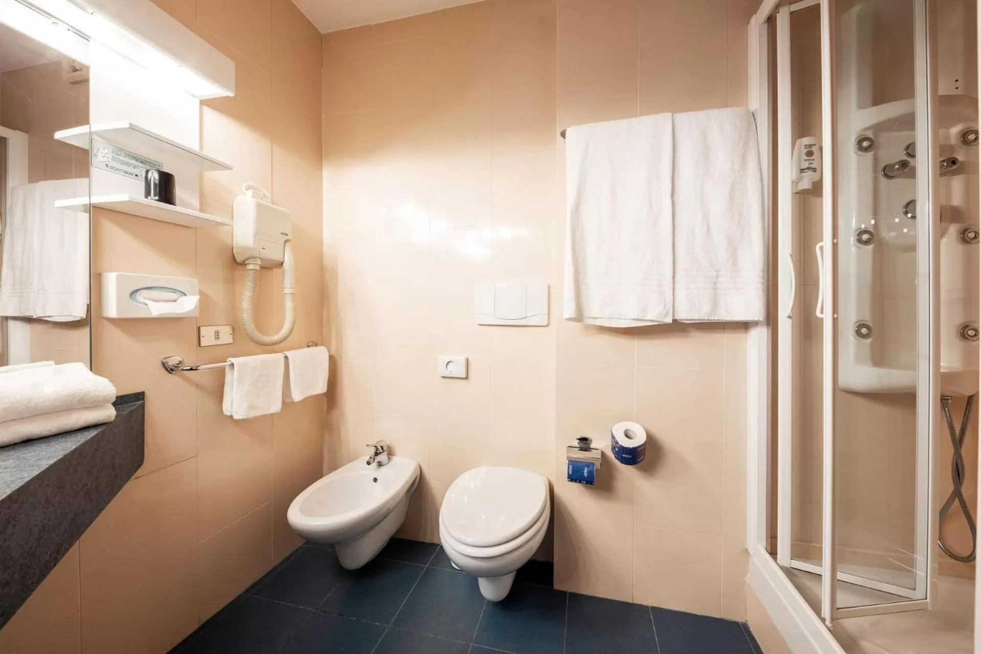 Bathroom in Hotel Elena