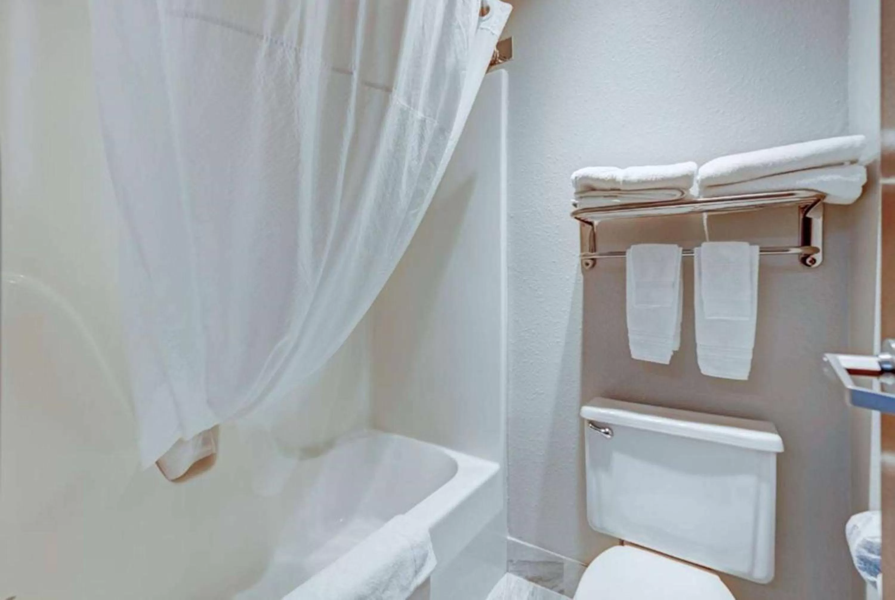 TV and multimedia in Baymont by Wyndham Salida