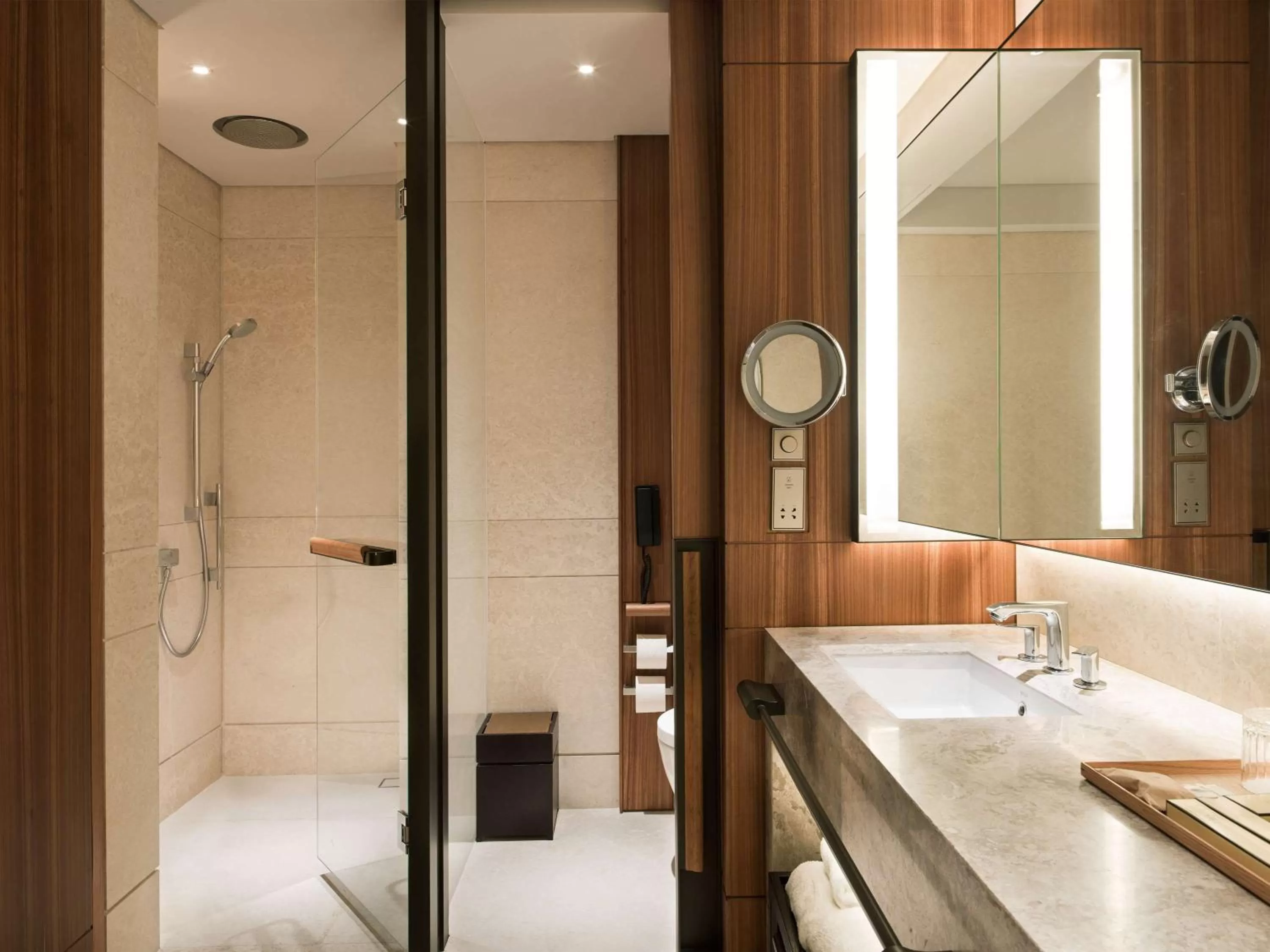 Toilet in Kerry Hotel Hong Kong by Shangri-la
