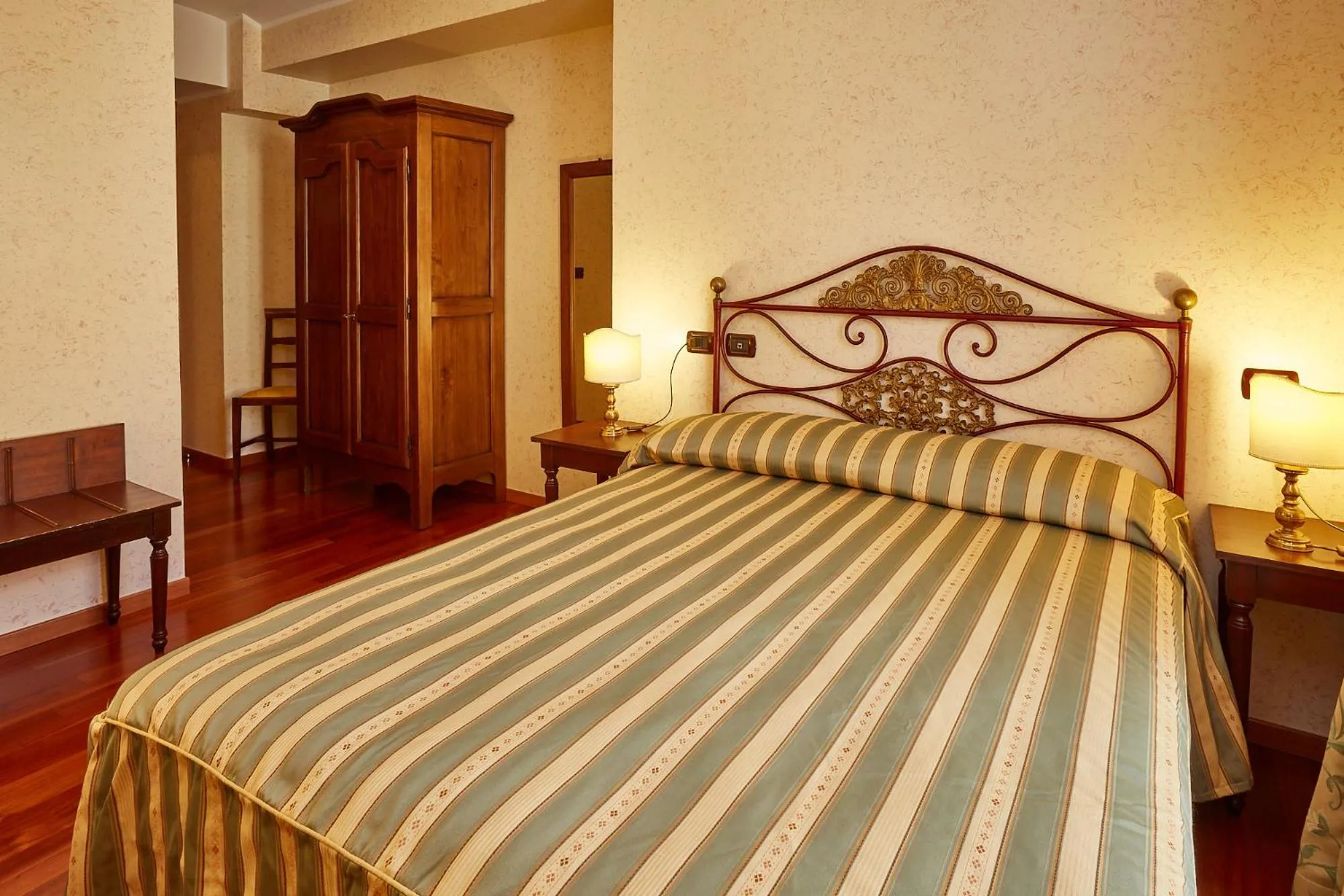 Photo of the whole room, Bed in Liberty Hotel