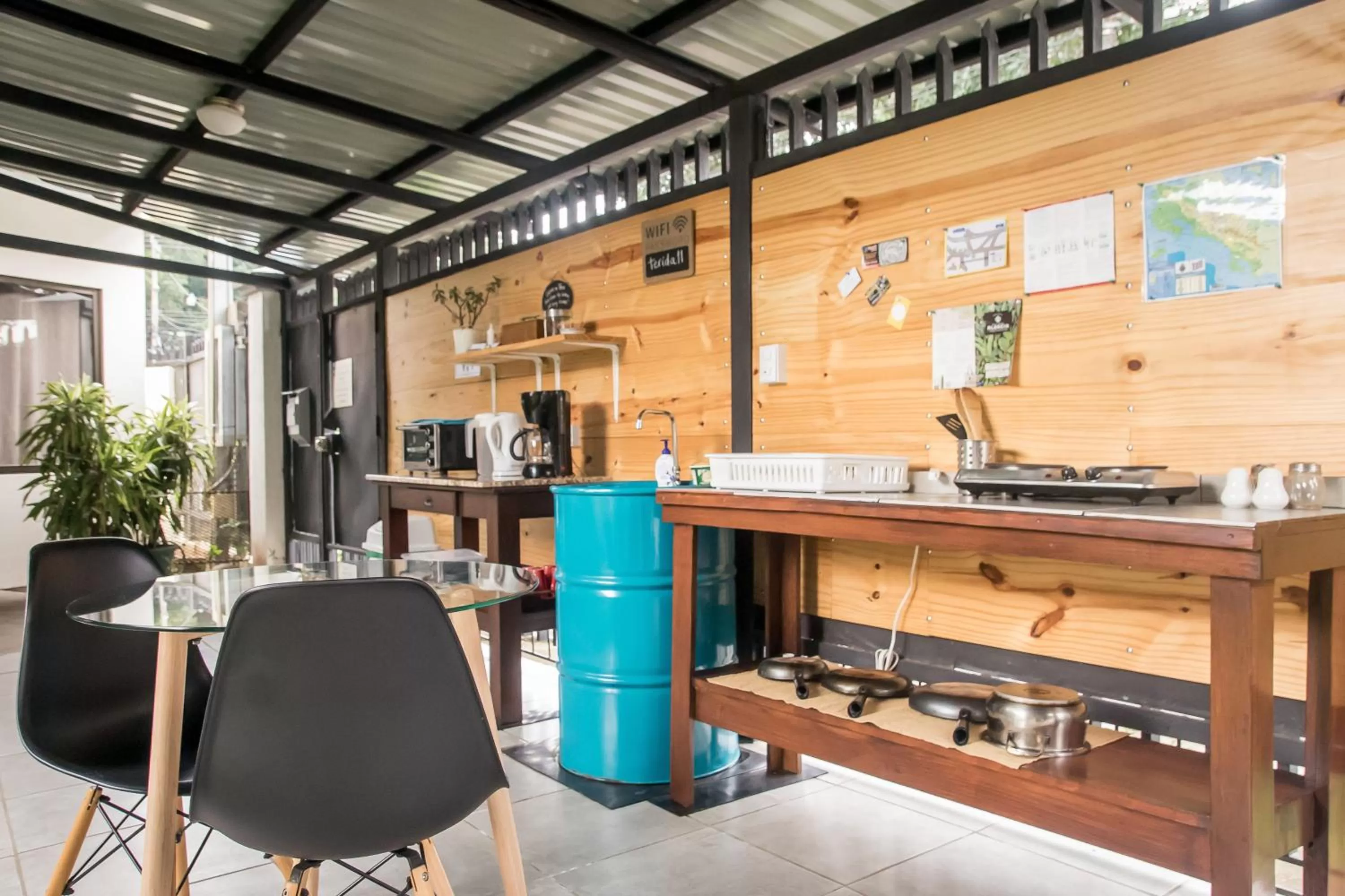 Coffee/tea facilities, Kitchen/Kitchenette in Terida Airport B&B