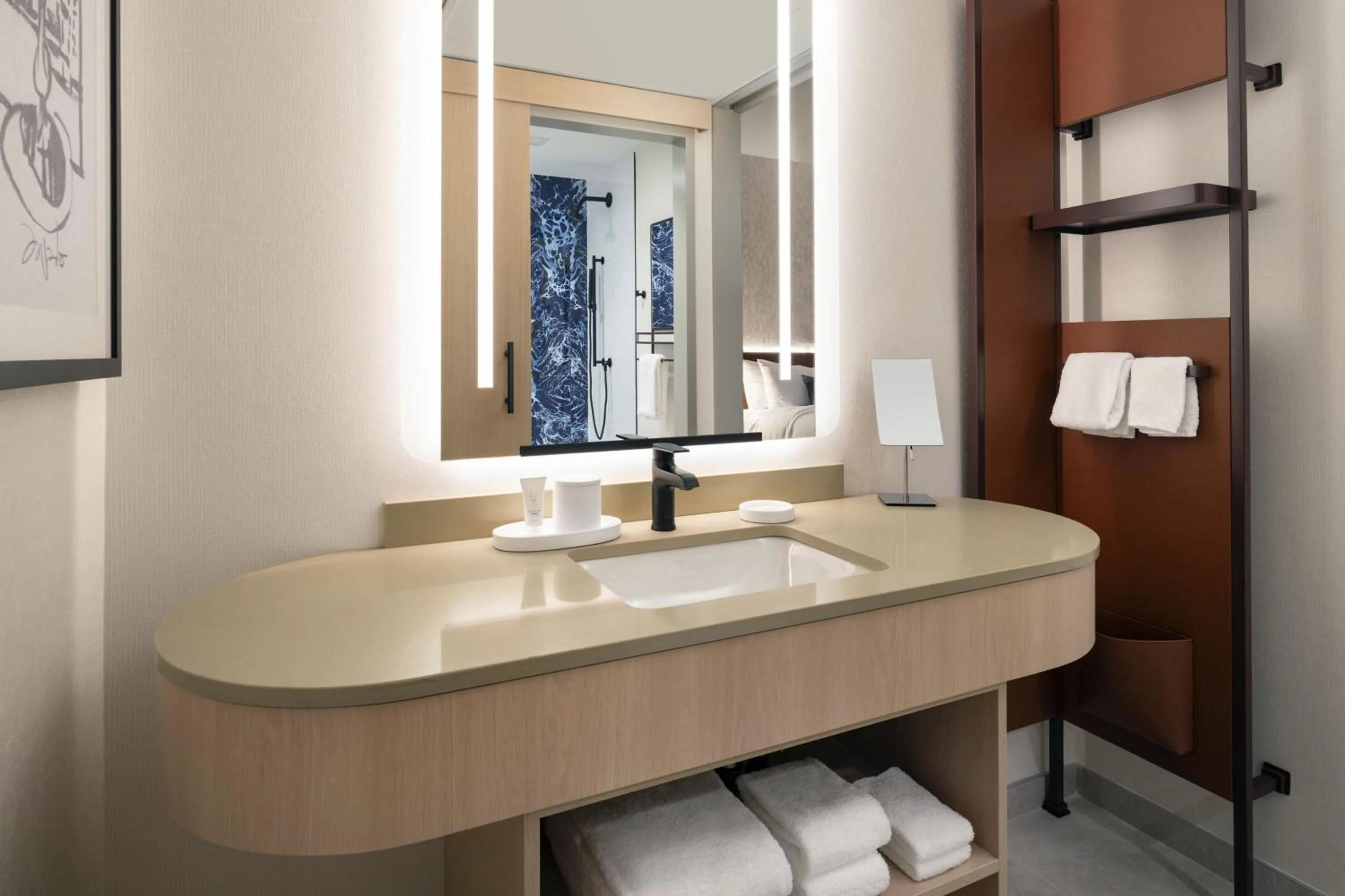 Photo of the whole room in Cascade Hotel, Kansas City, a Tribute Portfolio Hotel