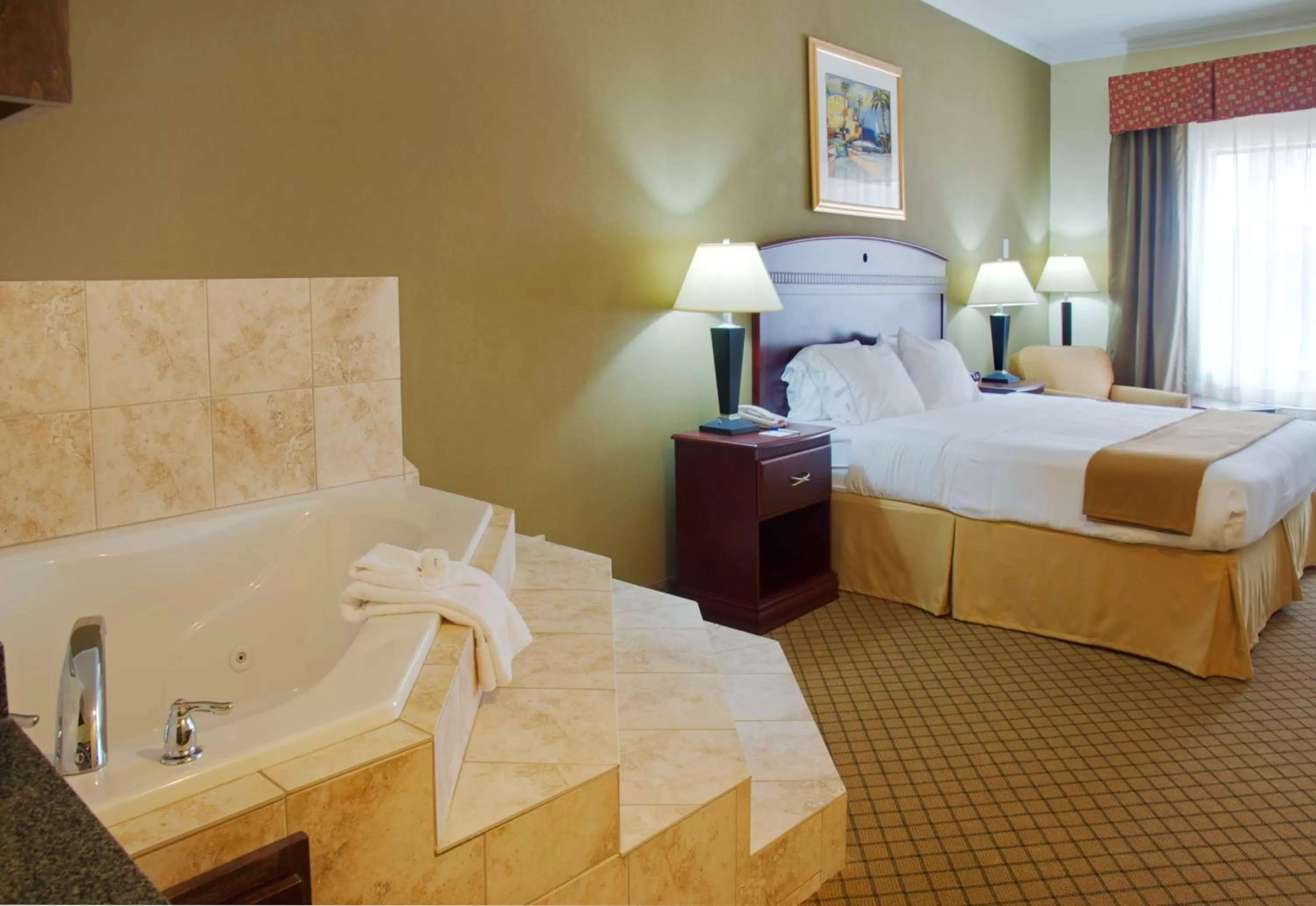 Deluxe King Room - Hearing Accessible with Bath Tub/Non-Smoking in Holiday Inn Express Hotel & Suites Winnie by IHG