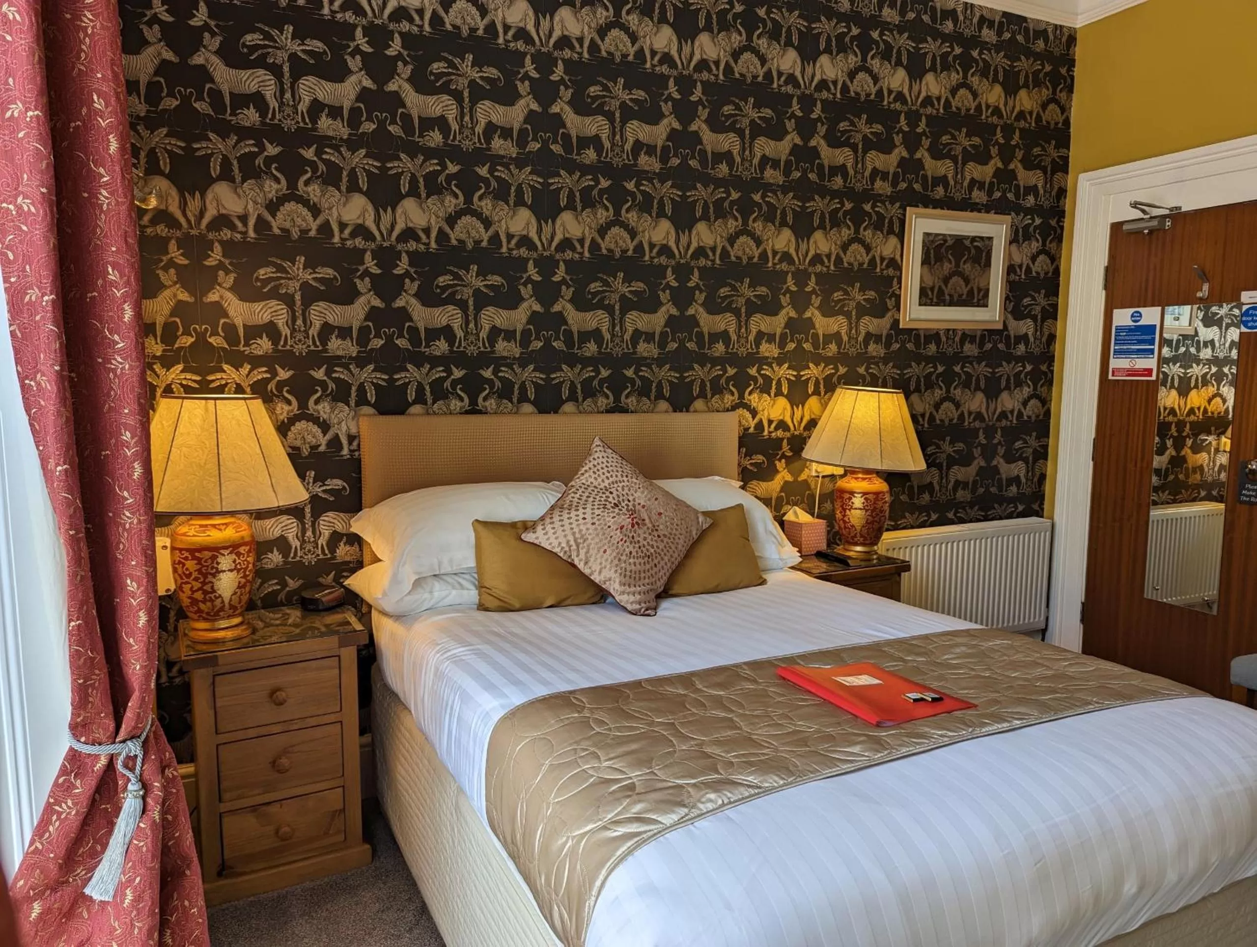 Bedroom, Bed in Abingdon House