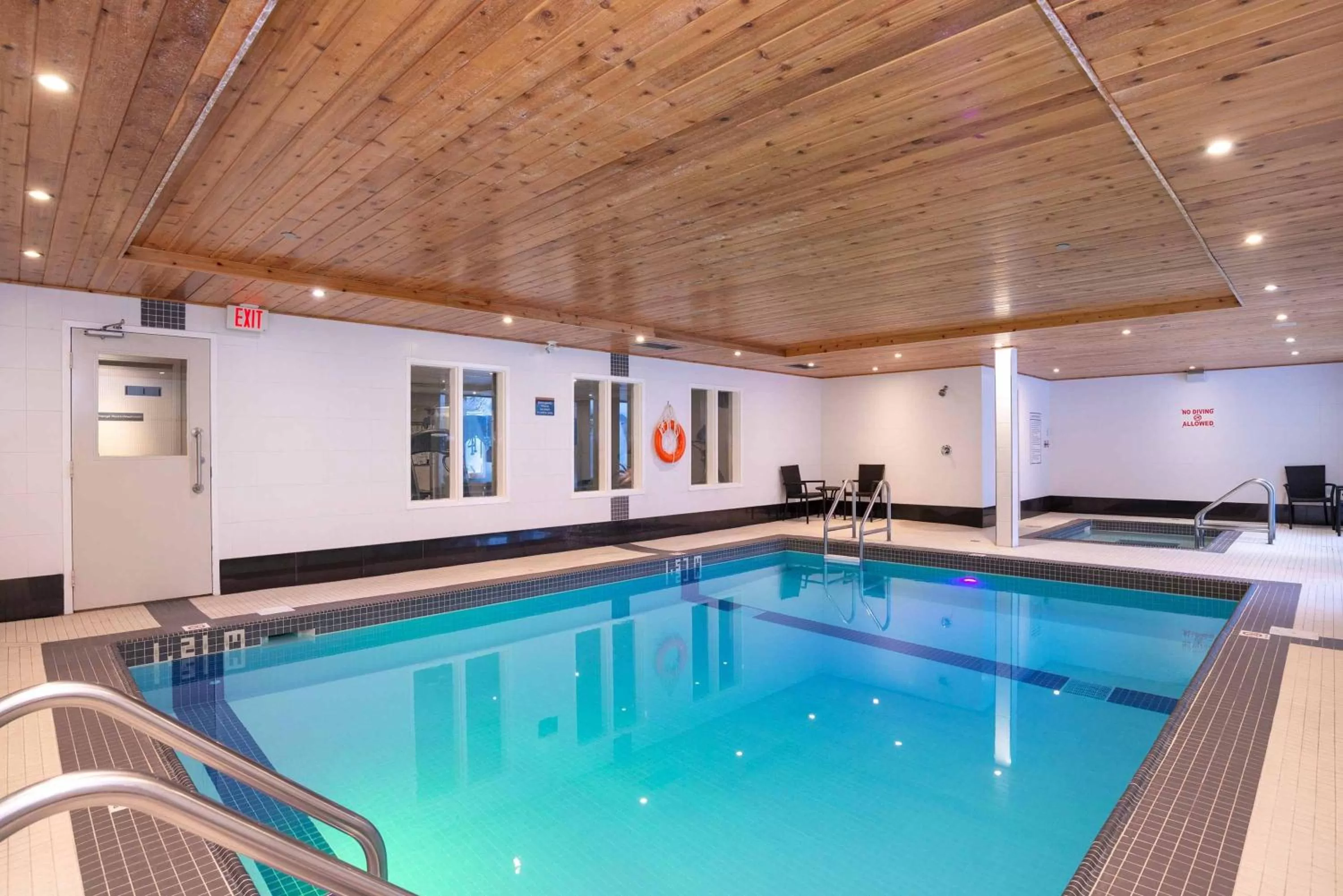 Swimming pool in Sandman Hotel & Suites Calgary South